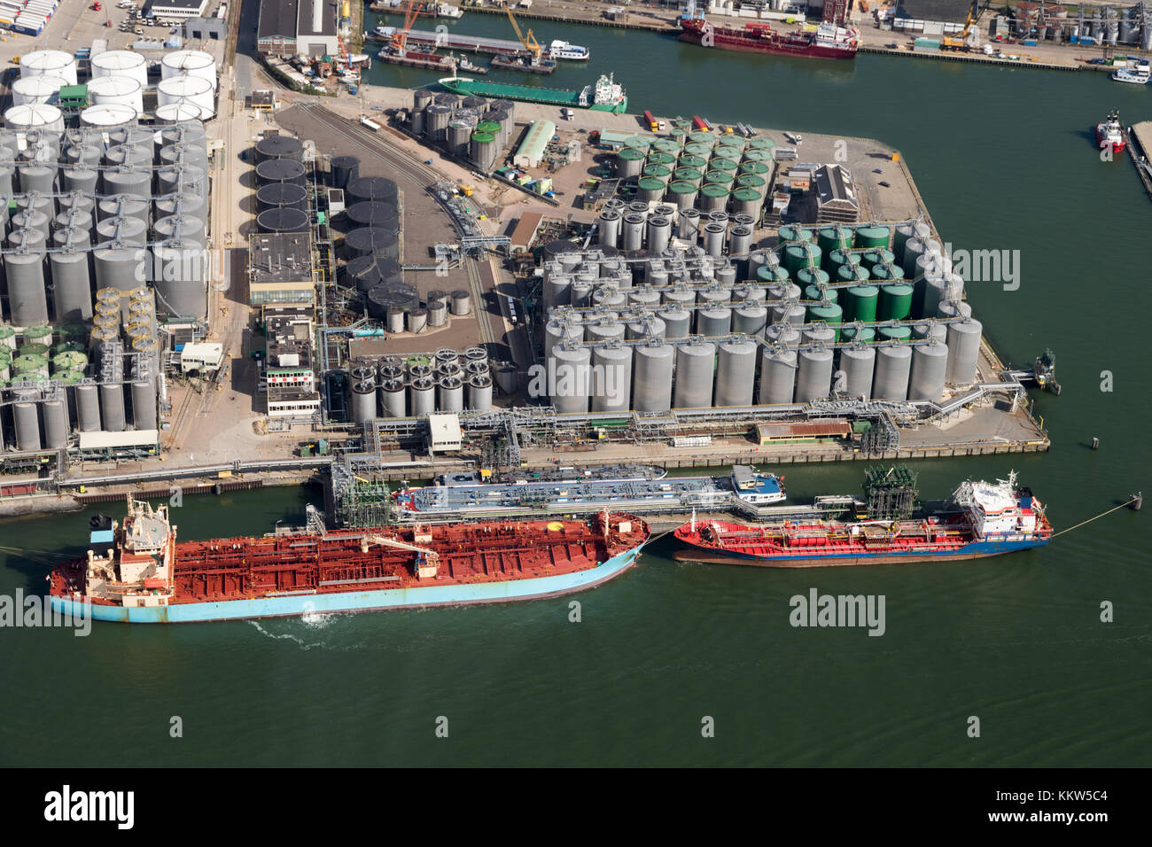 Vue aérienne d'un terminal de pétrole et de conteneurs avec des navires amarrés dans le port de Rotterdam. Banque D'Images