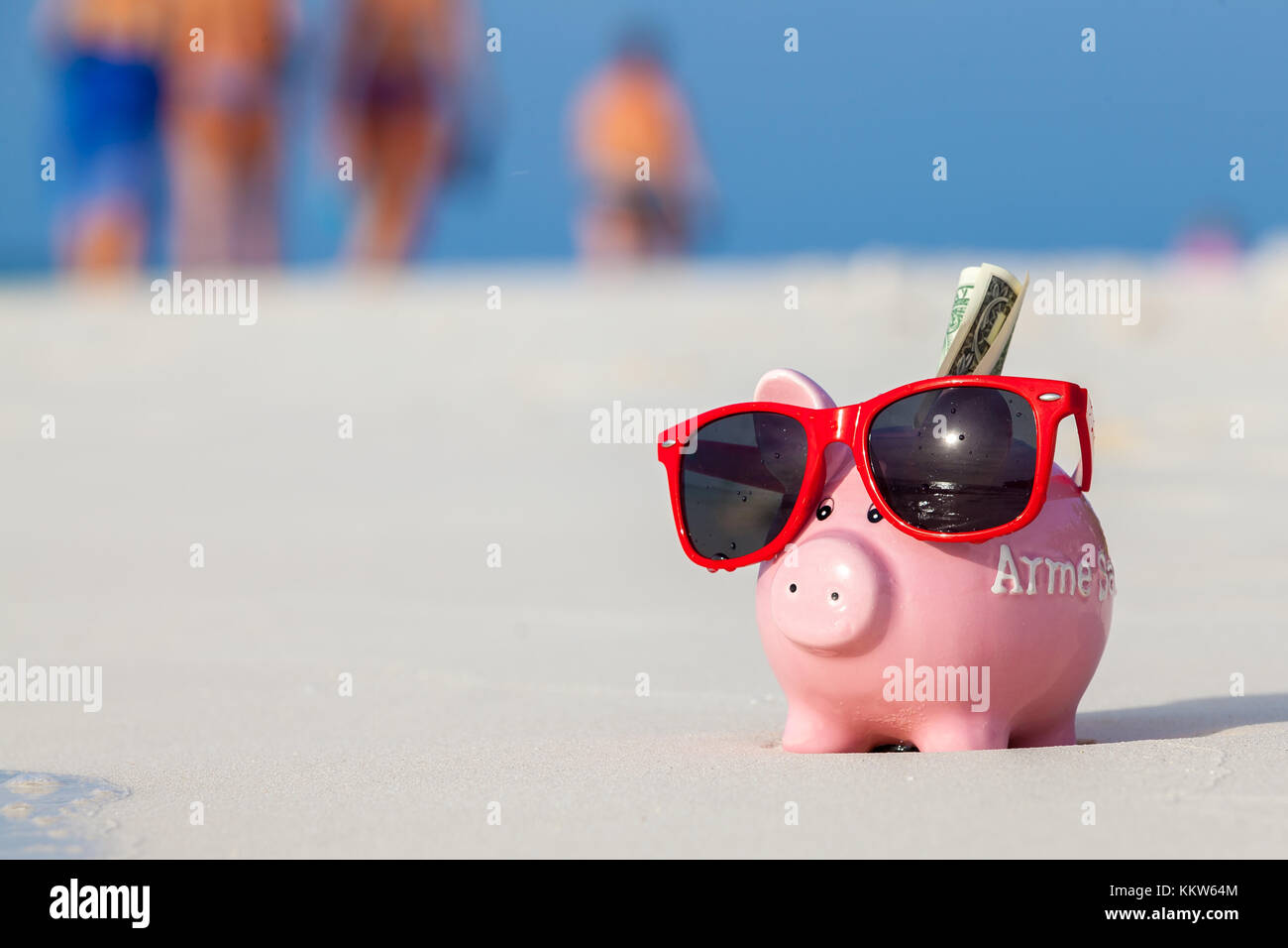 Moneybox de porc rose en lunettes de soleil rouges sur la plage Photo Stock  - Alamy