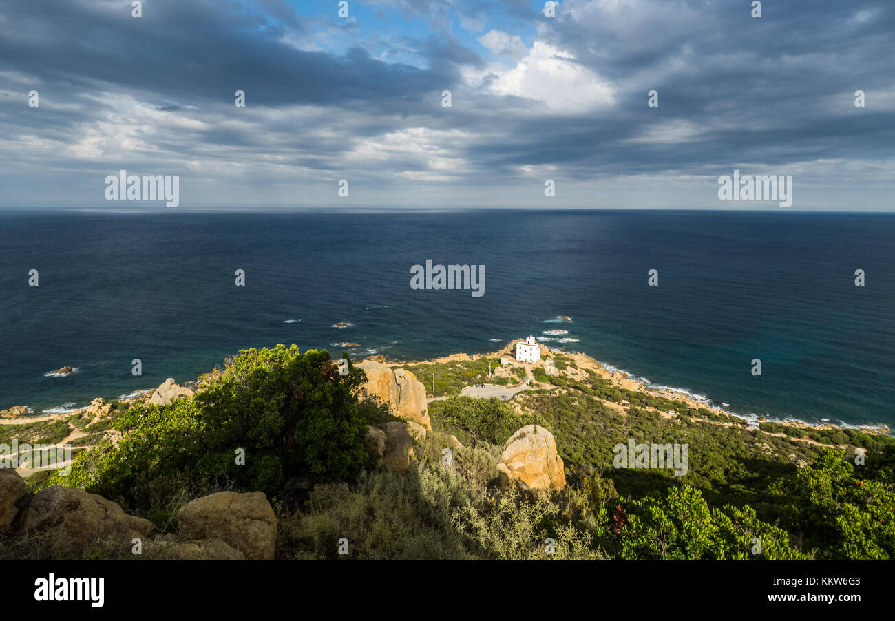 Paysage sur la Sardaigne avec ciel dramatique Banque D'Images