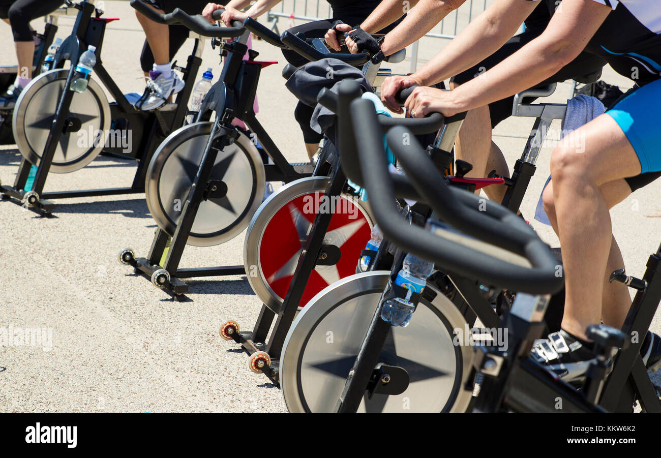 Jambes pendant une séance de spinning-----Imperia, IM, Italie - 18 mai 2014 : Les gens d'effectuer une session de spinning à l'extérieur dans un parc urbain de la Ligurie Banque D'Images