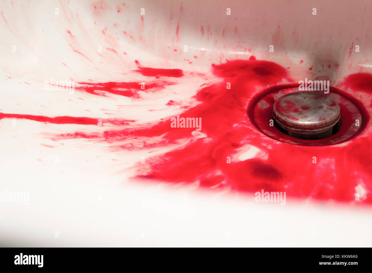 Une baignoire pleine de sang suggère un événement tragique, probablement un suicide. Banque D'Images