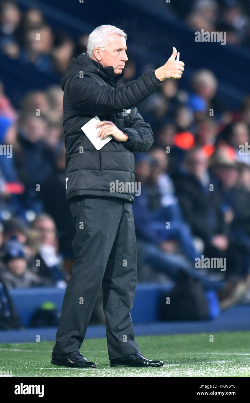 Alan Pardew, gérant de West Bromwich Albion, lors du match de la Premier League à Hawthorns, West Bromwich. ASSOCIATION DE PRESSE photo Date: Samedi 2 décembre 2017. Voir PA Story SOCCER WBA. Le crédit photo devrait se lire : Anthony Devlin/PA Wire. RESTRICTIONS : aucune utilisation avec des fichiers audio, vidéo, données, listes de présentoirs, logos de clubs/ligue ou services « en direct » non autorisés. Utilisation en ligne limitée à 75 images, pas d'émulation vidéo. Aucune utilisation dans les Paris, les jeux ou les publications de club/ligue/joueur unique. Banque D'Images