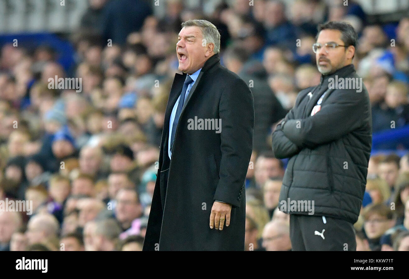 Sam Allardyce, directeur d'Everton (à gauche), et David Wagner, directeur de la ville de HUDDERSFIELD, sur la ligne de contact lors du match de la Premier League à Goodison Park, Liverpool. ASSOCIATION DE PRESSE photo Date: Samedi 2 décembre 2017. Voir PA Story SOCCER Everton. Le crédit photo devrait se lire comme suit : Dave Howarth/PA Wire. RESTRICTIONS : aucune utilisation avec des fichiers audio, vidéo, données, listes de présentoirs, logos de clubs/ligue ou services « en direct » non autorisés. Utilisation en ligne limitée à 75 images, pas d'émulation vidéo. Aucune utilisation dans les Paris, les jeux ou les publications de club/ligue/joueur unique. Banque D'Images