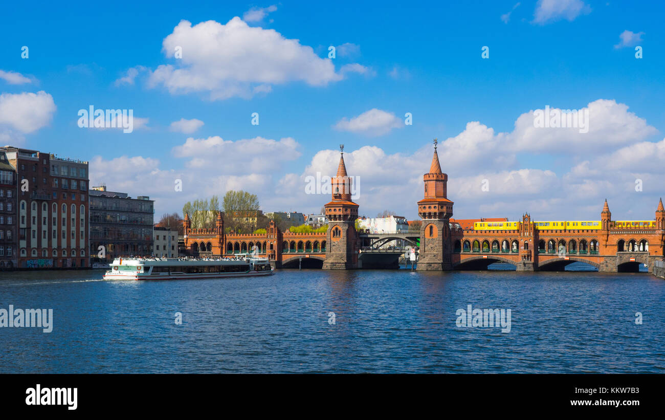 Bateau et train à l'oberbaum bridge, Berlin Banque D'Images