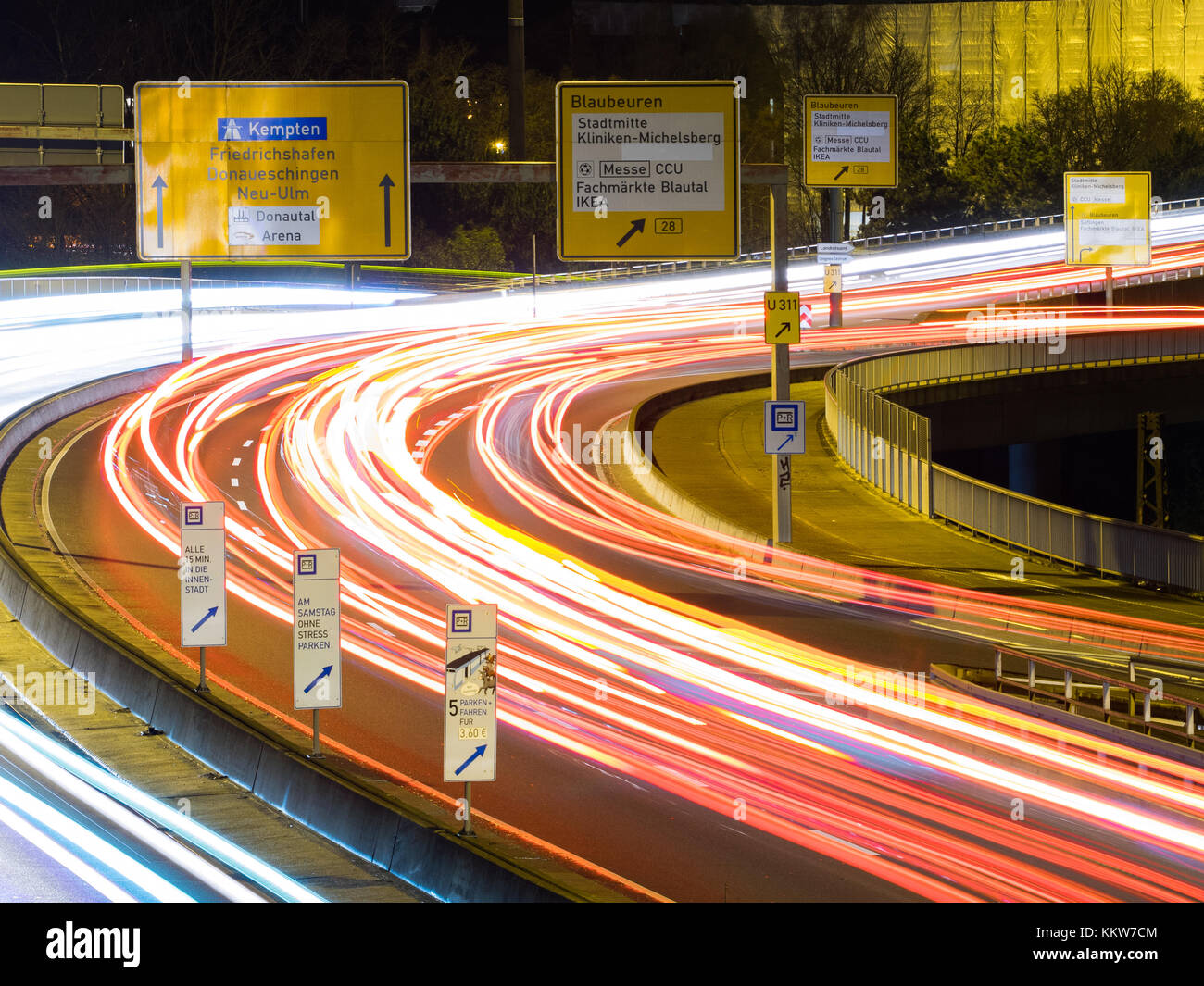 La circulation automobile de nuit à Ulm, Allemagne Banque D'Images