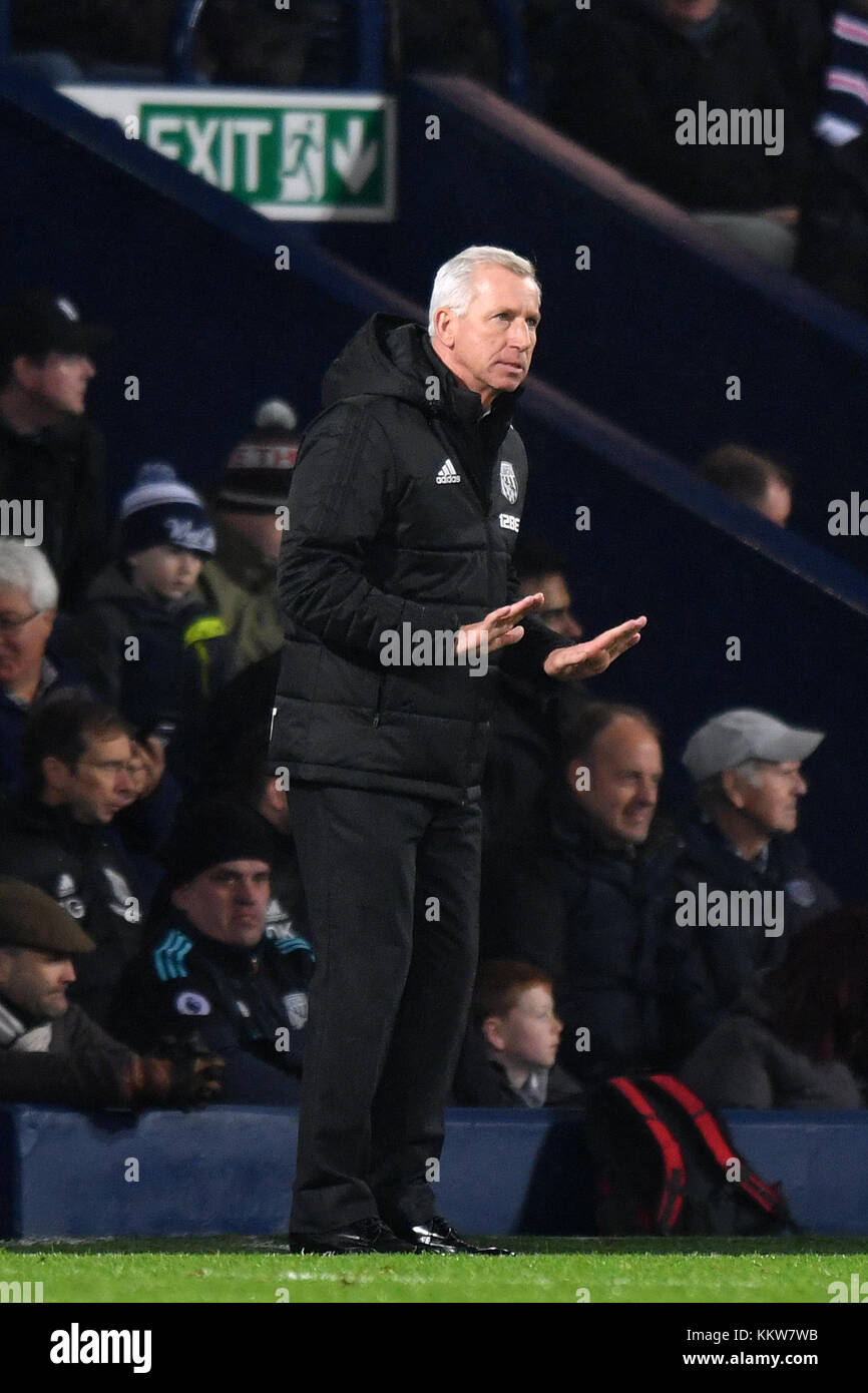 Alan Pardew, gérant de West Bromwich Albion, lors du match de la Premier League à Hawthorns, West Bromwich. ASSOCIATION DE PRESSE photo Date: Samedi 2 décembre 2017. Voir PA Story SOCCER WBA. Le crédit photo devrait se lire : Anthony Devlin/PA Wire. RESTRICTIONS : aucune utilisation avec des fichiers audio, vidéo, données, listes de présentoirs, logos de clubs/ligue ou services « en direct » non autorisés. Utilisation en ligne limitée à 75 images, pas d'émulation vidéo. Aucune utilisation dans les Paris, les jeux ou les publications de club/ligue/joueur unique. Banque D'Images