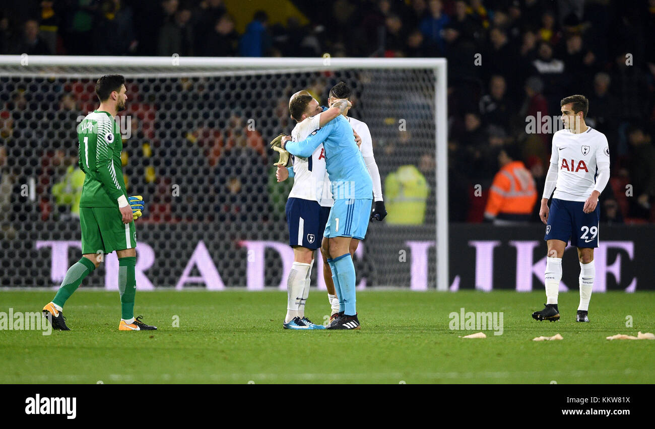 Tottenham Hotspur est Kieran Trippier embrasse gardien Heurelho Gomes Watford après le coup de sifflet final lors de la Premier League match à Vicarage Road, Watford. ASSOCIATION DE PRESSE Photo Photo date : Samedi 2 décembre 2017. Voir l'ACTIVITÉ DE SOCCER histoire Stoke. Crédit photo doit se lire : Daniel Hambury/PA Wire. RESTRICTIONS : EDITORIAL N'utilisez que pas d'utilisation non autorisée avec l'audio, vidéo, données, listes de luminaire, club ou la Ligue de logos ou services 'live'. En ligne De-match utilisation limitée à 75 images, aucune émulation. Aucune utilisation de pari, de jeux ou d'un club ou la ligue/dvd publications. Banque D'Images