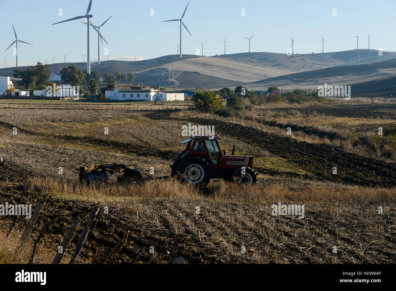 Espagne, Andalousie, Cadix, village de la Zarzuela, le parc éolien dans la montagne, champ de labour tracteur Fiat Banque D'Images