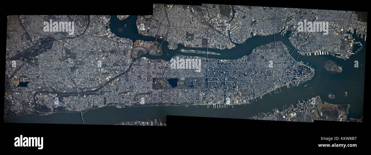Vue de jour de la ville de New York et de Manhattan assemblé à partir de 30 images prises à partir de la station spatiale internationale Vue depuis l'orbite de la terre. Banque D'Images