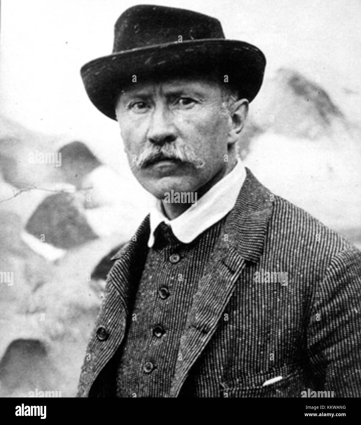 Bruno Liljefors était un artiste suédois, connu pour ses représentations réalistes de la faune, en particulier des oiseaux et des mammifères. Ses 100 œuvres les plus importantes capturent la beauté et la précision de la nature, l'établissant comme une figure éminente du suédois Banque D'Images
