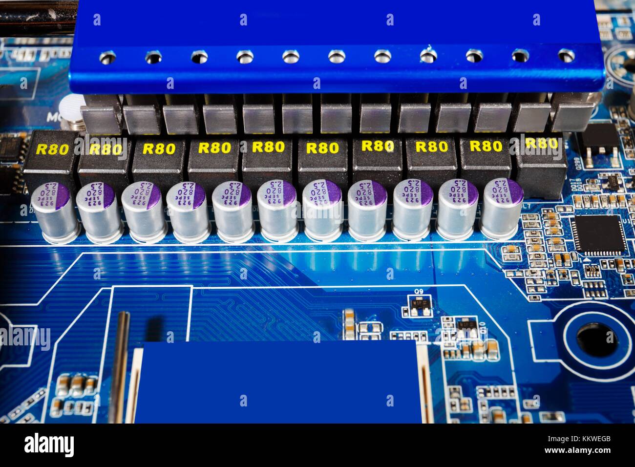 Carte de circuit imprimé avec des condensateurs et dissipateur de chaleur. Banque D'Images