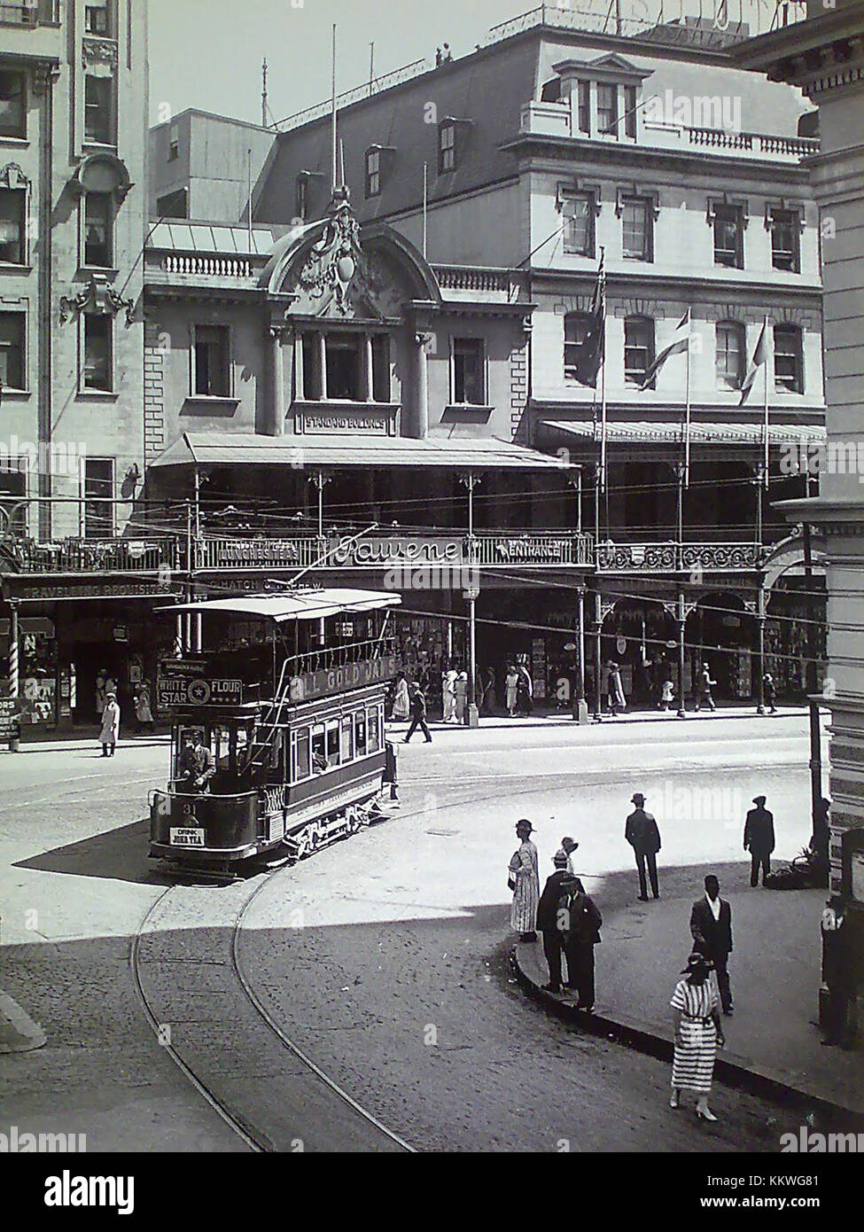 Une vue historique d'un tramway à Cape Town, Afrique du Sud, sur Adderley Street vers 1900. Cette image capture les premiers transports urbains et offre un aperçu du développement du Cap et de la vie dans les rues au tournant du siècle. Banque D'Images
