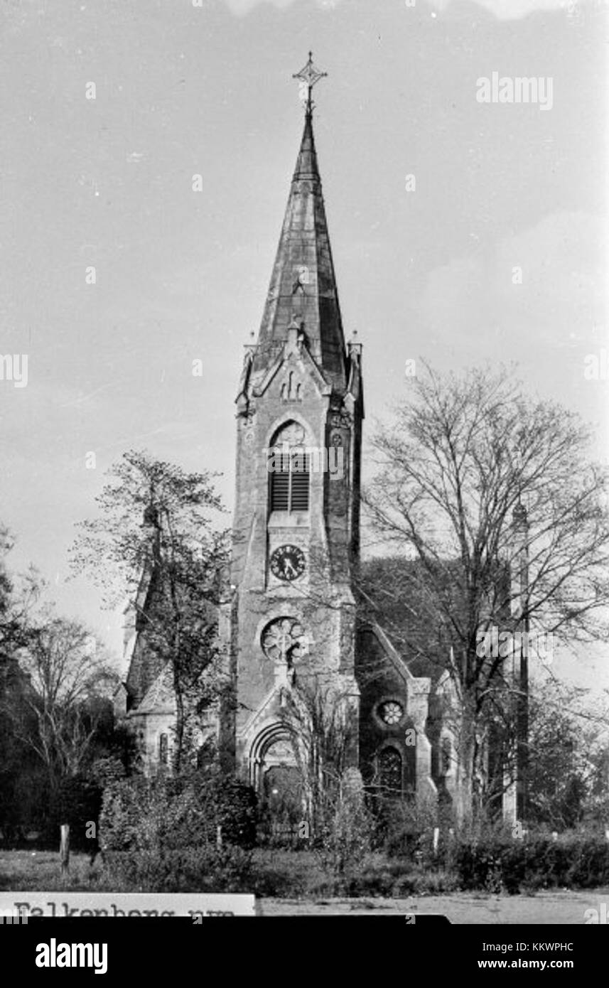 Falkenbergs kyrka, construite en 1892, est une église néo-gothique située dans le centre de Falkenberg, en Suède. L'intérieur a subi des rénovations en 1958 et 2008, mélangeant des éléments de design historiques et contemporains. Il sert de lieu de culte, de réflexion et de rassemblements communautaires, offrant des services tels que le culte du dimanche, l'école du dimanche et des possibilités de camaraderie. Banque D'Images