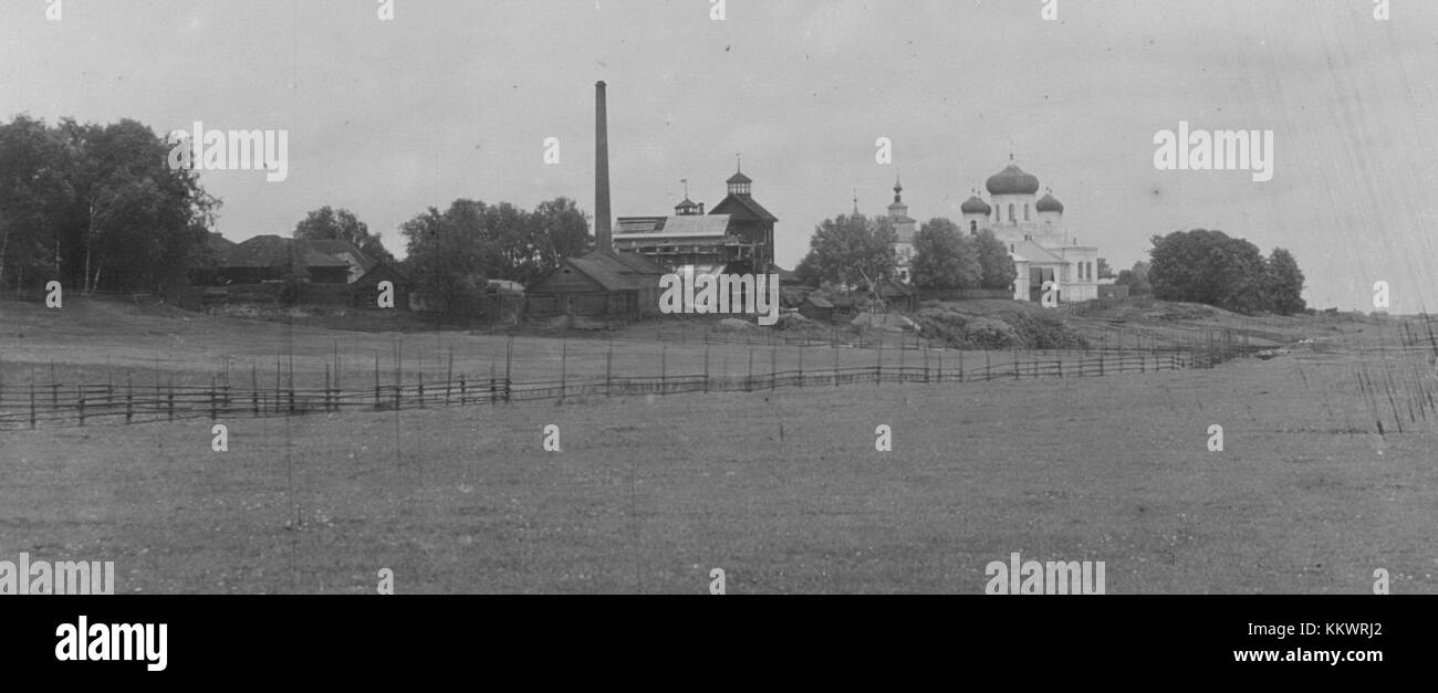 Mologa est une ville russe historique capturée par le photographe Sergei Prokudin-Gorsky dans les premières photographies couleur. Cette image offre un aperçu rare de la vie au début du XXe siècle dans la Russie rurale, mettant en valeur l'architecture et le paysage de la ville avant son inondation pour la création du réservoir Rybinsk. Banque D'Images