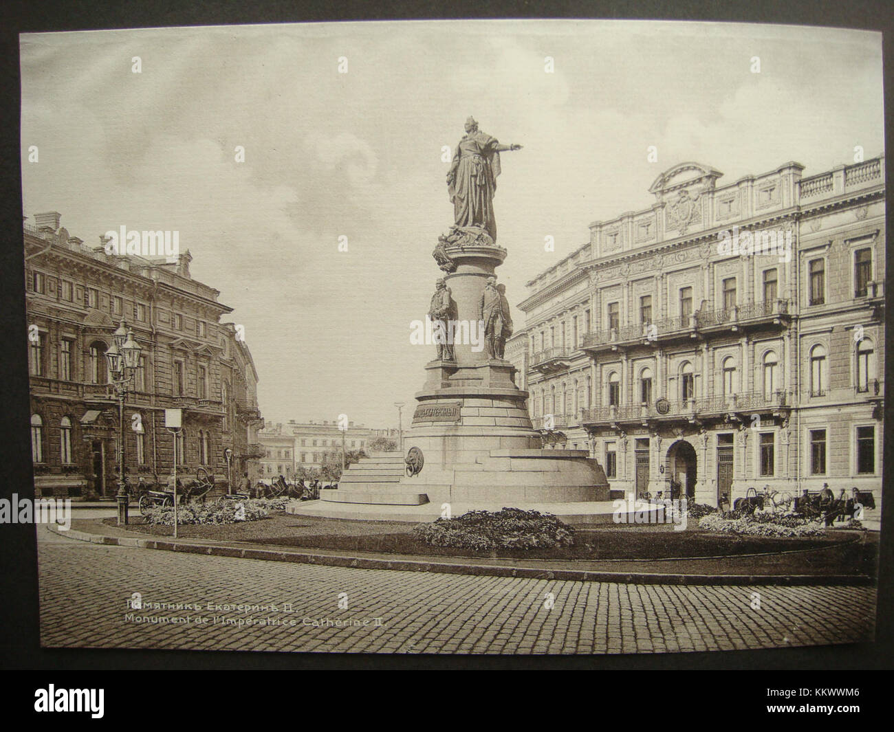 Cette vue historique représente le Monument à l'impératrice Catherine II à Odessa, en Ukraine. La statue rend hommage à l'impératrice russe, reflétant son influence sur le développement de la ville au XVIIIe siècle. Le monument est un symbole de l'histoire russe et ukrainienne, marquant un moment charnière dans l'évolution culturelle d'Odessa. Banque D'Images