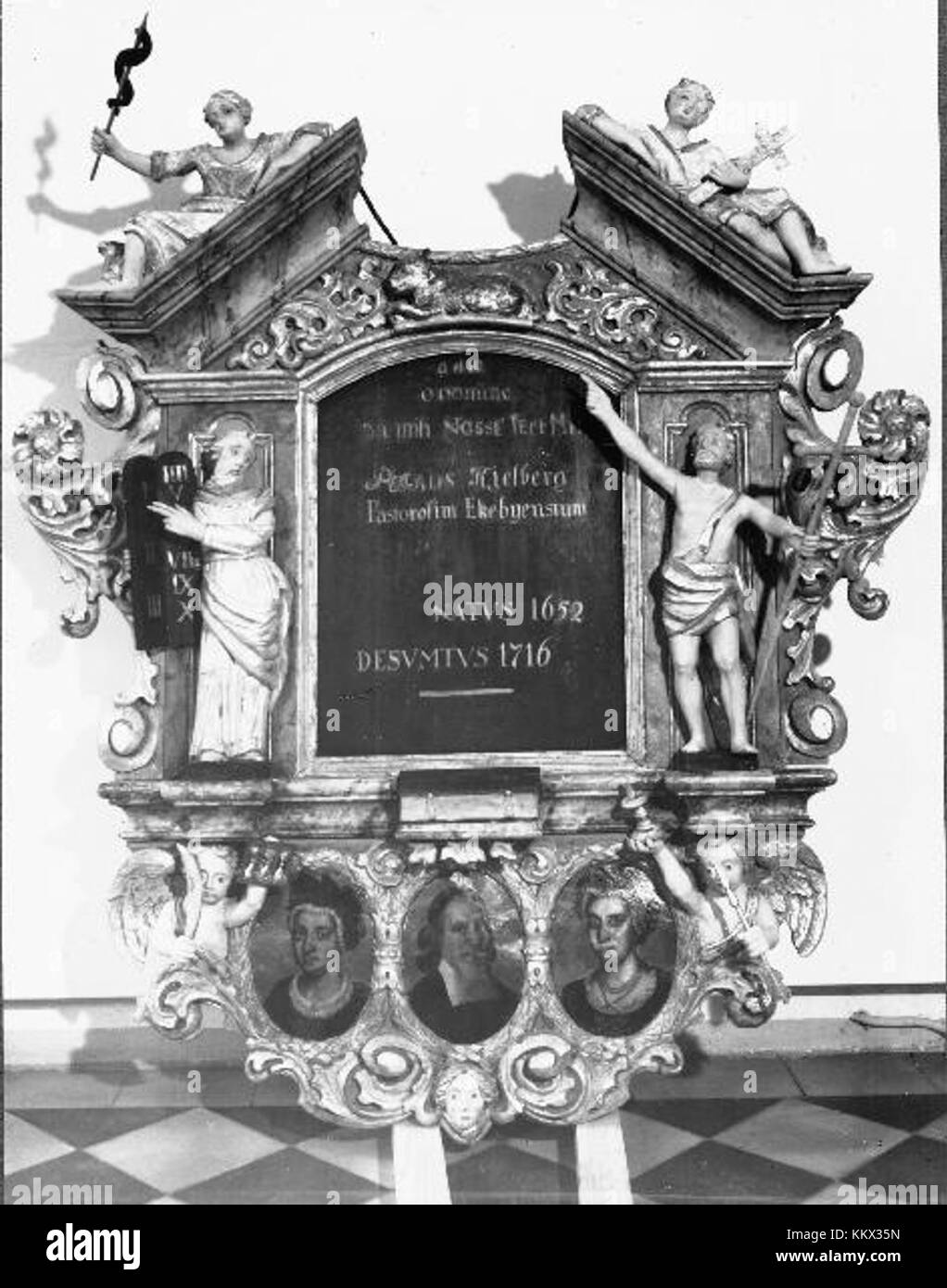 L'église EKBY, située à Ã–stergÃ¶tland, en Suède, possède une tour romane de la fin du XIIe siècle et une nef et un chœur de style gothique du XIIIe siècle. L'église est réputée pour ses portails méridionaux richement décorés et ses fresques intérieures s'étendant du XIIIe au XVIIIe siècle. Parmi les meubles notables figurent des fonts baptismaux en grès du XIIe siècle attribués à Maître Majestatis ou Hegvald. Banque D'Images