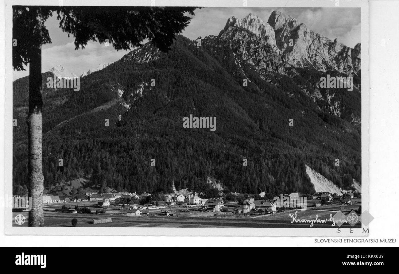 Cette carte postale présente Kranjska Gora, une ville pittoresque de Slovénie. Connue pour ses paysages alpins, Kranjska Gora est une destination populaire pour les sports d'hiver et la randonnée. Banque D'Images