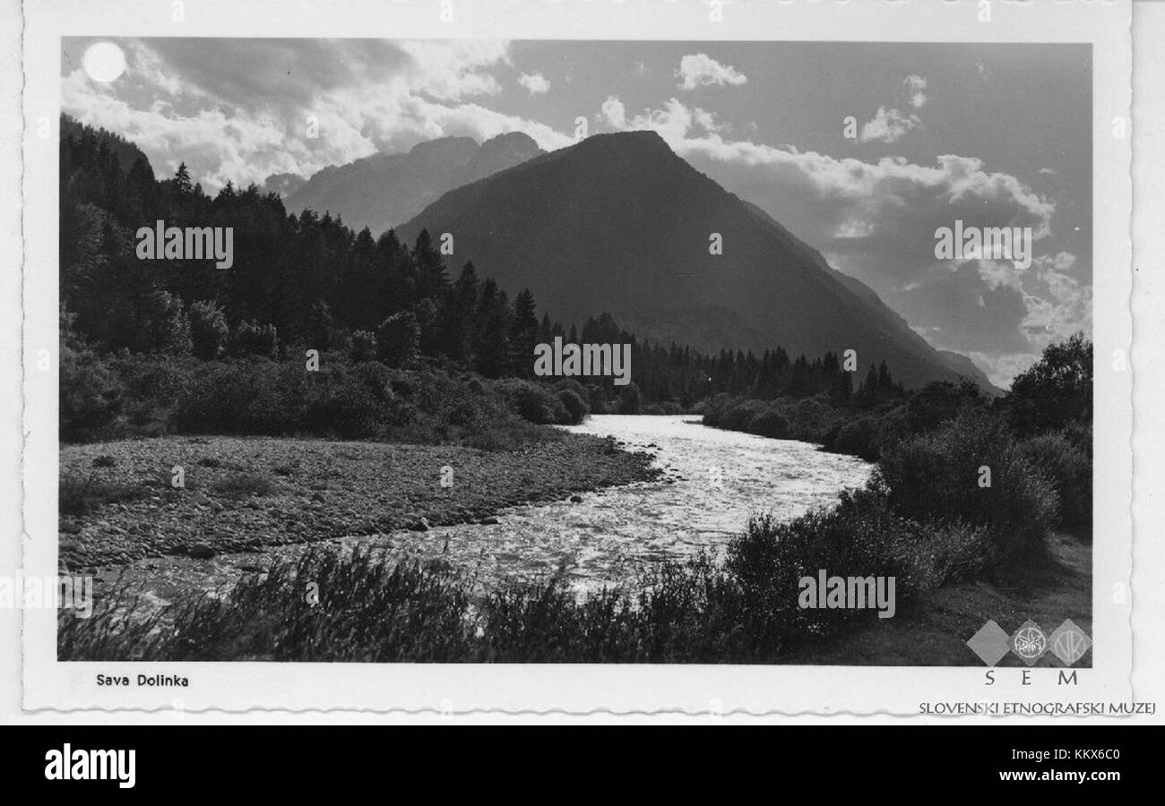 Cette carte postale représente Kranjska Gora, une station de ski populaire en Slovénie, connue pour ses paysages alpins pittoresques. La région est réputée pour ses activités de plein air telles que le ski, la randonnée et le vélo de montagne, attirant les visiteurs toute l'année à sa beauté naturelle. Banque D'Images