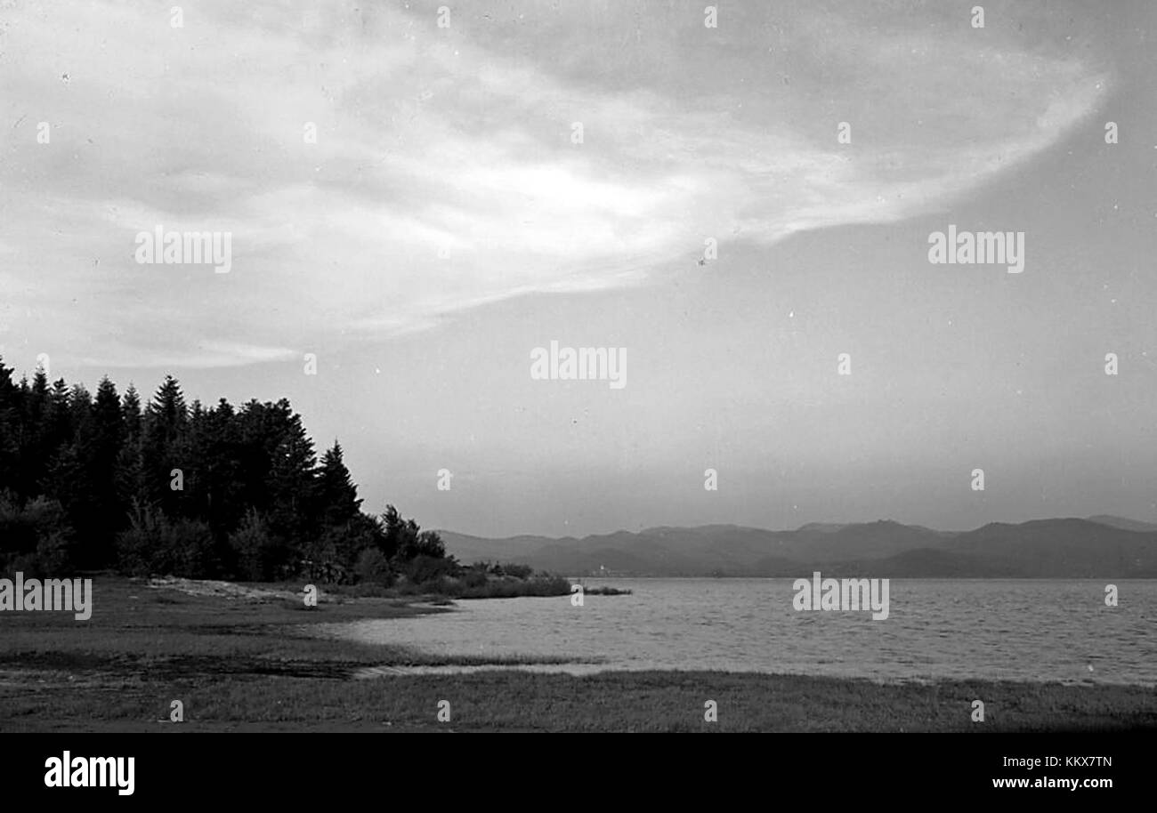 Cette carte postale présente le lac Cerknica, un lac karstique situé en Slovénie. Le lac est connu pour ses niveaux d'eau fluctuants et est une caractéristique naturelle unique de la région. La carte postale capture sa beauté sereine et son paysage naturel. Banque D'Images