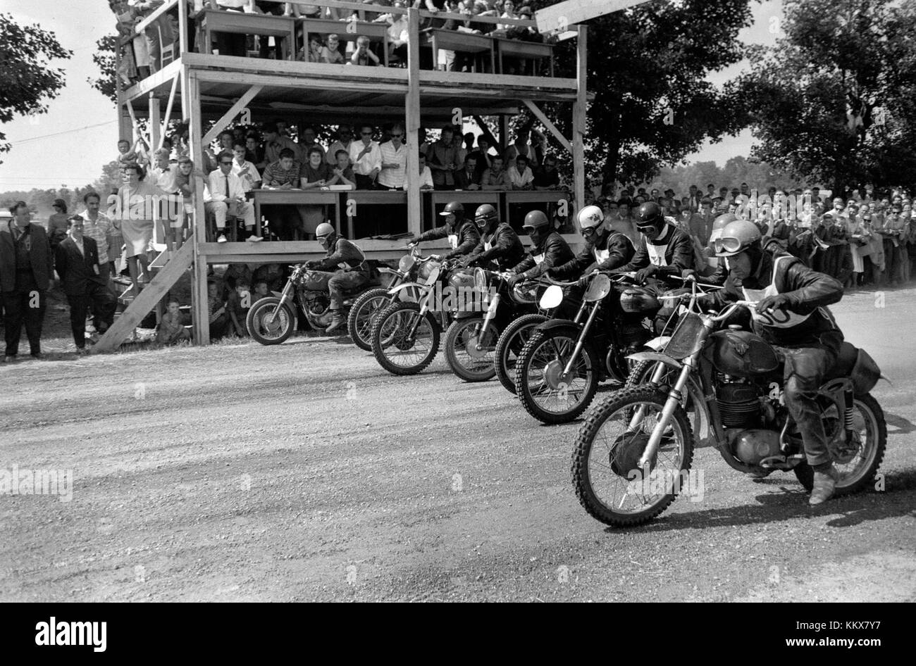 Cette photographie capture un événement de motocross à Gornji Radgoni, Slovénie, qui s'est tenu en 1963. L'événement met en valeur l'excitation et l'habileté des coureurs de motocross dans ce sport populaire. Banque D'Images