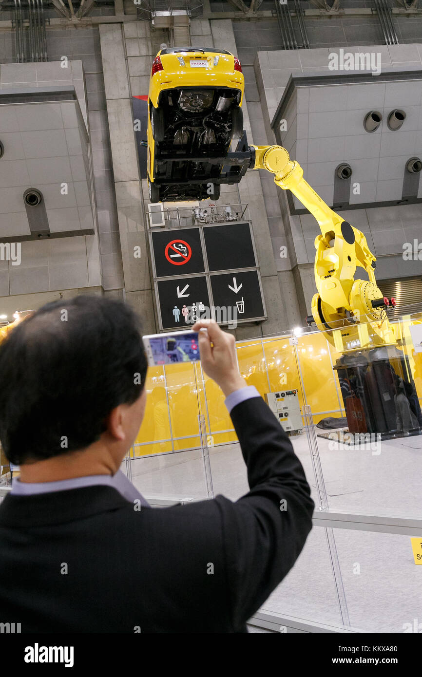 Tokyo, Japon. 2 décembre 2017. Un visiteur prend des photos d'un robot industriel FANUC lors de l'exposition internationale des robots 2017 à Tokyo Big Sight le 2 décembre 2017, Tokyo, Japon. L'exposition annuelle présente de nouveaux robots et équipements de haute technologie et se déroule du 29 novembre au 2 décembre. Crédit : Rodrigo Reyes Marin/AFLO/Alamy Live News Banque D'Images