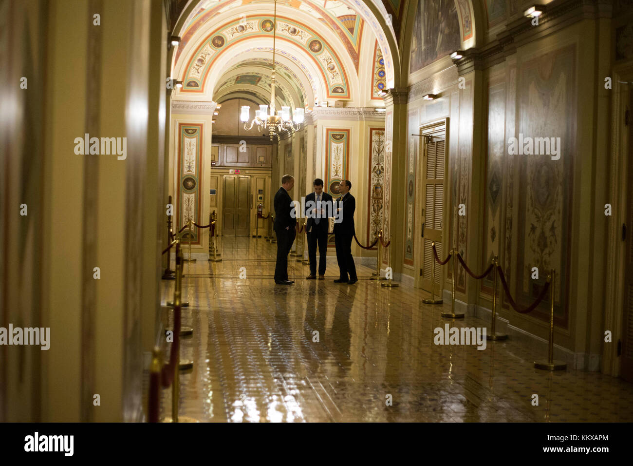 Les membres du personnel du Sénat se parlent au premier étage du Capitole des États-Unis à Washington, DC, le vendredi 1er décembre 2017. Crédit : Alex Edelman / CNP - PAS DE SERVICE DE FIL · photo : Alex Edelman/Consolidated/dpa Banque D'Images