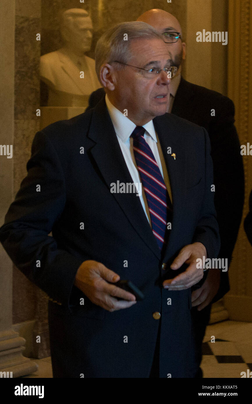 Le sénateur américain Bob Menendez (démocrate du New Jersey) sort de la chambre du Sénat américain au Capitole après un vote procédural le vendredi 1er décembre 2017. Crédit : Alex Edelman / CNP - PAS DE SERVICE DE FIL · photo : Alex Edelman/Consolidated/dpa Banque D'Images