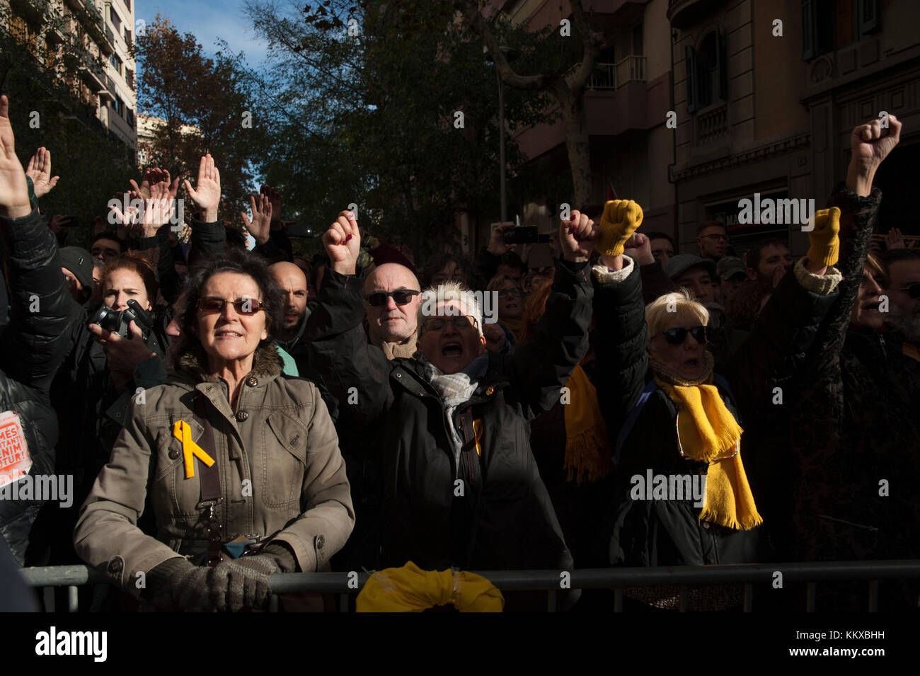 Barcelone, Espagne. 2 décembre 2017. Le groupe de jeunes espagnols de démocratie nationale d'extrême-droite a convoqué un rassemblement au siège DE LA COUPE le même jour qu'une réunion du dôme a été tenue pour définir la stratégie du parti avant les prochaines élections le 21 décembre. Les membres DE LA CUP ont demandé au Conseil électoral de la région de Barcelone (JEZ) et à la Cour supérieure de justice de Catalogne (TSJC) de désavouer cette manifestation aux portes de son siège. Crédit : Charlie Perez/Alay Live News Banque D'Images