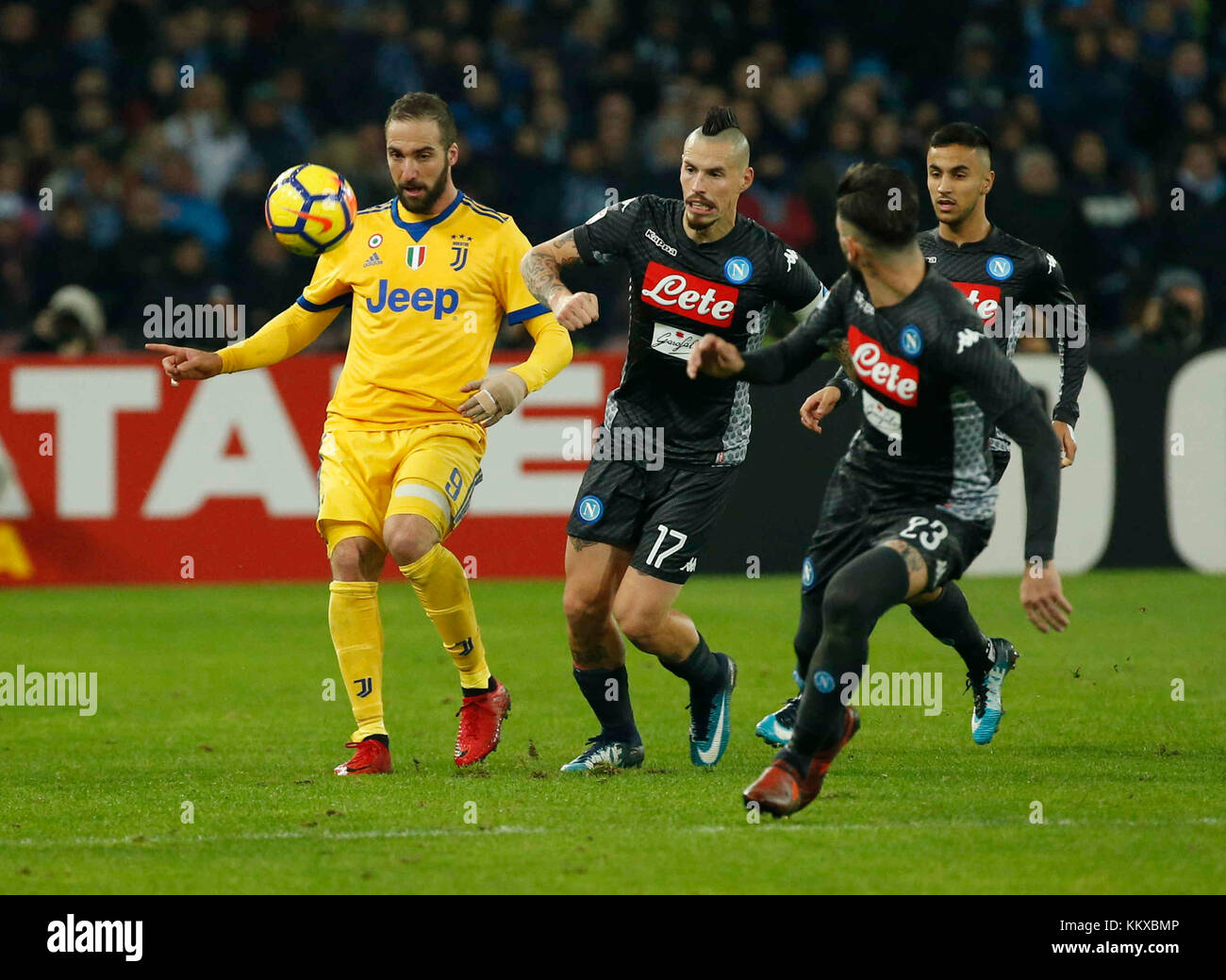 Naples, Italie. 06Th dec 2017. Gonzalo higuain marek hamsik au cours de la Serie A italienne, match de foot entre SSC Napoli et de la Juventus au Stadio San Paolo de Naples, Italie, décembre 01, 2017 Credit : agnfoto/Alamy live news Banque D'Images