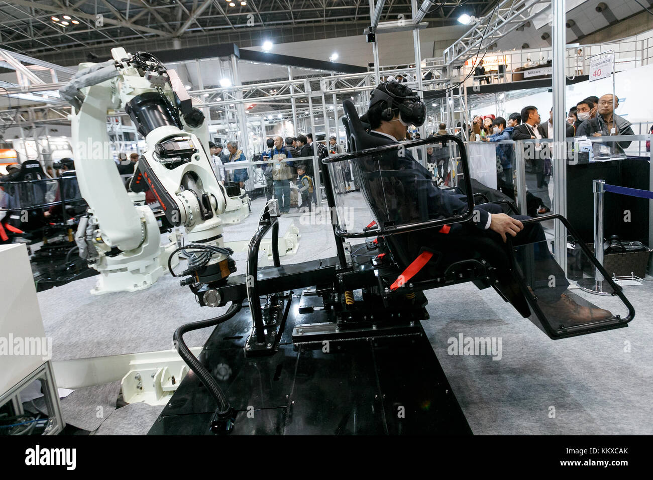 Machine industrielle Kawasaki utilisée pour un simulateur VR lors de l'exposition internationale des robots 2017 à Tokyo Big Sight le 2 décembre 2017, Tokyo, Japon. L'exposition annuelle présente de nouveaux robots et équipements de haute technologie et se déroule du 29 novembre au 2 décembre. (Photo de Rodrigo Reyes Marin/AFLO) Banque D'Images