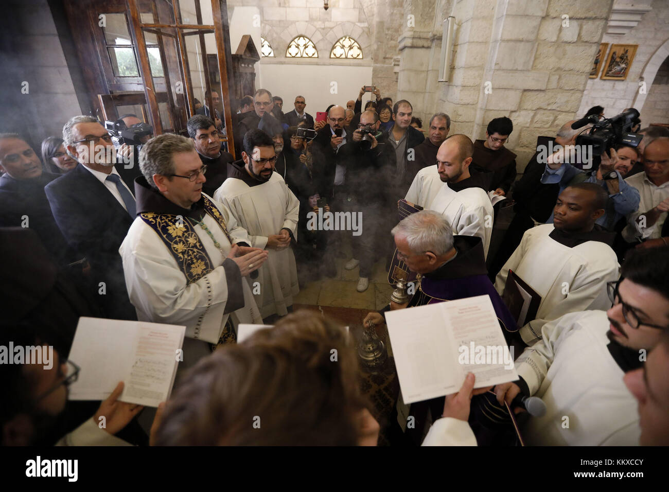Bethléem, Cisjordanie, territoire palestinien. 2 décembre 2017. Gardien de la Terre Sainte le père Francesco Patton dirige une messe à l'Église de Nativité, dans la ville de Cisjordanie de Bethléem, le 2 décembre 2017 crédit: Wisam Hashlamoun/APA Images/ZUMA Wire/Alay Live News Banque D'Images