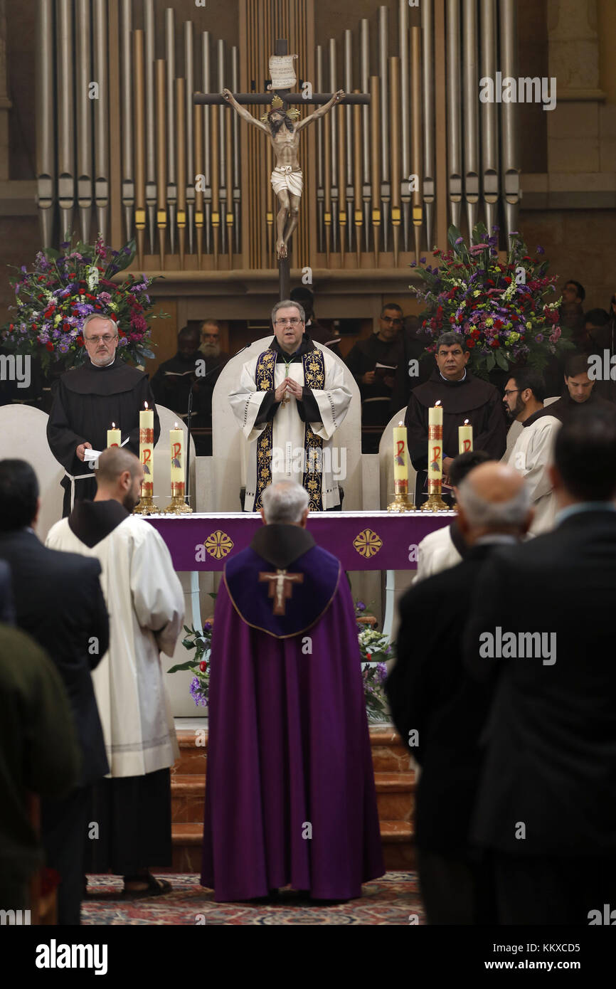 Bethléem, Cisjordanie, territoire palestinien. 2 décembre 2017. Gardien de la Terre Sainte le père Francesco Patton dirige une messe à l'Église de Nativité, dans la ville de Cisjordanie de Bethléem, le 2 décembre 2017 crédit: Wisam Hashlamoun/APA Images/ZUMA Wire/Alay Live News Banque D'Images