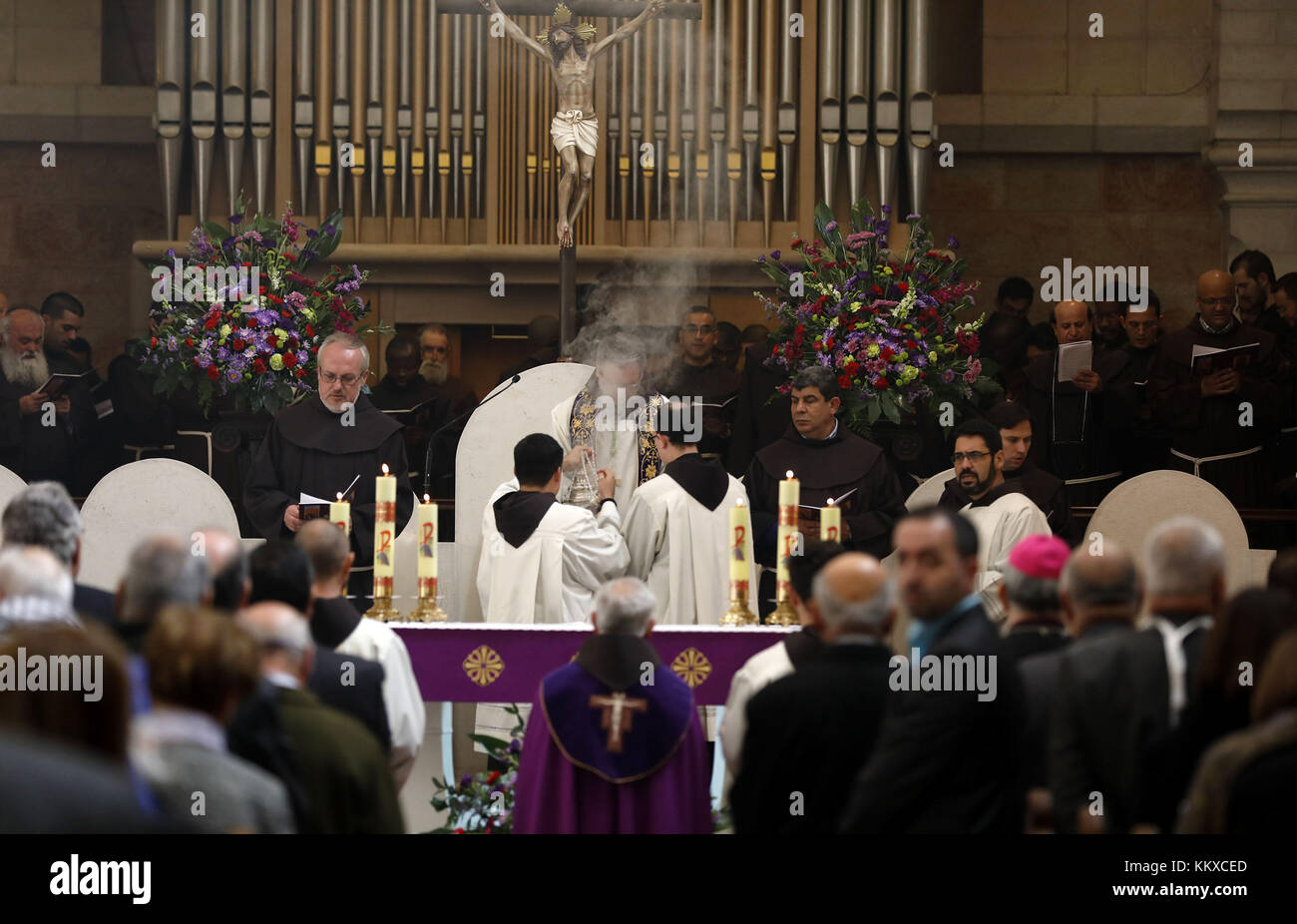 Bethléem, Cisjordanie, territoire palestinien. 2 décembre 2017. Gardien de la Terre Sainte le père Francesco Patton dirige une messe à l'Église de Nativité, dans la ville de Cisjordanie de Bethléem, le 2 décembre 2017 crédit: Wisam Hashlamoun/APA Images/ZUMA Wire/Alay Live News Banque D'Images