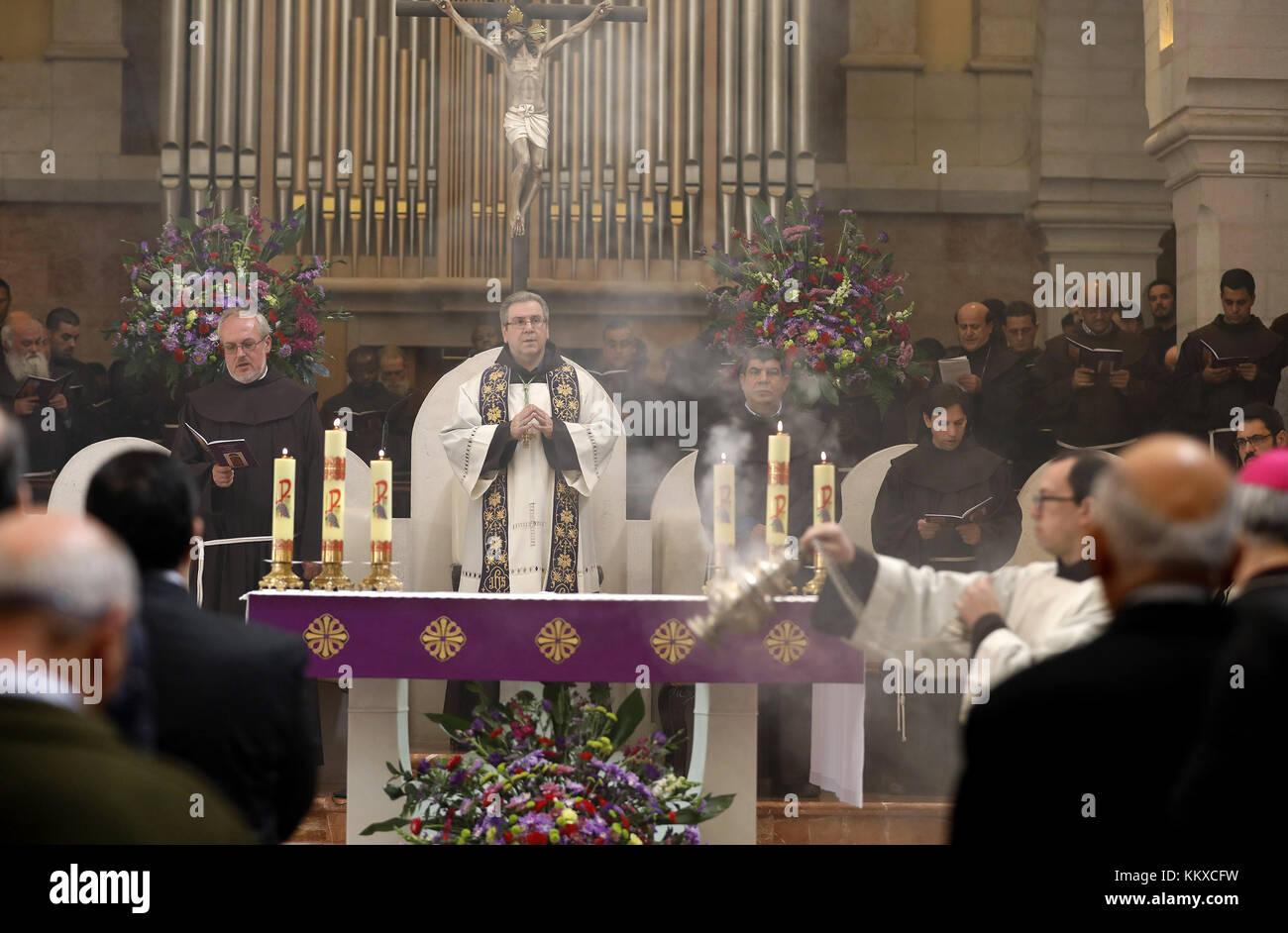 Bethléem, Cisjordanie, territoire palestinien. 2 décembre 2017. Gardien de la Terre Sainte le père Francesco Patton dirige une messe à l'Église de Nativité, dans la ville de Cisjordanie de Bethléem, le 2 décembre 2017 crédit: Wisam Hashlamoun/APA Images/ZUMA Wire/Alay Live News Banque D'Images