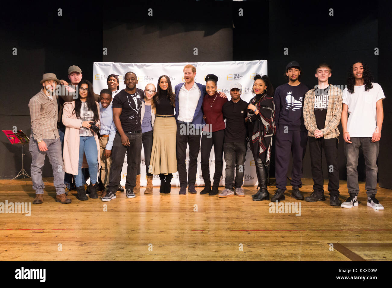 Nottingham, Royaume-Uni. 1er décembre 2017. Le prince Harry et sa fiancée actrice américaine meghan markle posent pour une photographie avec la distribution et l'équipe d'un opéra hip hop réalisée par des jeunes impliqués dans le plein effet à l'école académie de Nottingham, 1 décembre 2017 à Nottingham, Angleterre. crédit : Jamal sterrett/Alamy live news Banque D'Images