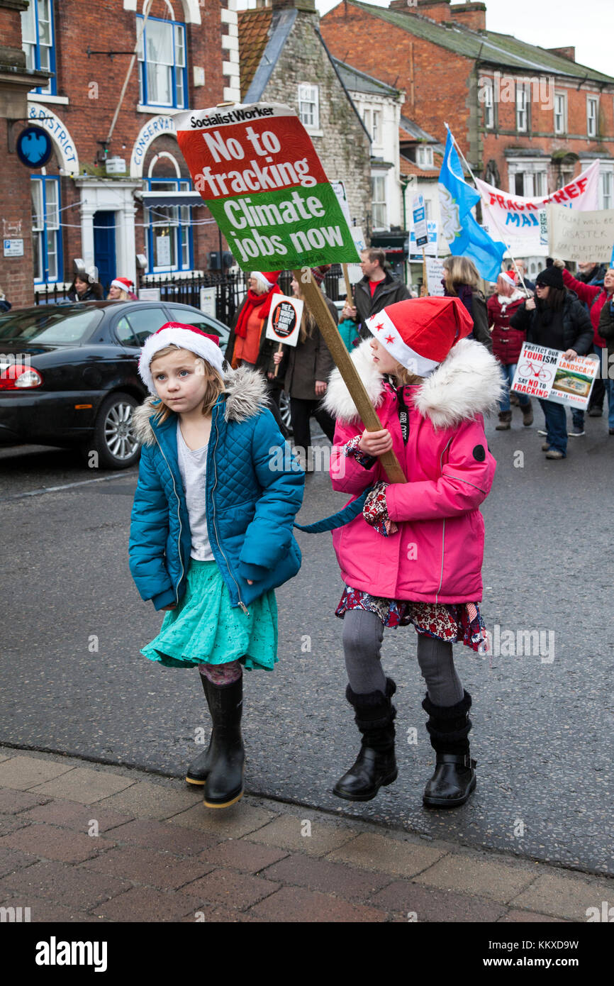 Pickering, North Yorkshire. 2 décembre, 2017. Les jeunes manifestants à Pickering et de fracturation mars rallye Pickering, North Yorkshire crédit : Richard Watson/Alamy live news Banque D'Images