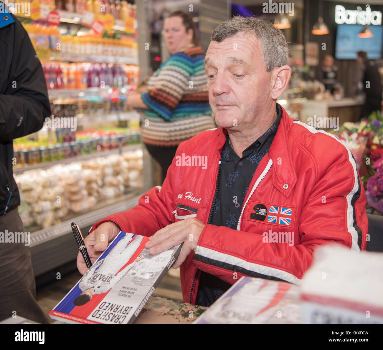 Belfast, Irlande du Nord. 02/12/2017 - Tommy Byrne, l'ancien pilote de Formule 1, les signes des copies de son livre "crashed et Byrned» Banque D'Images