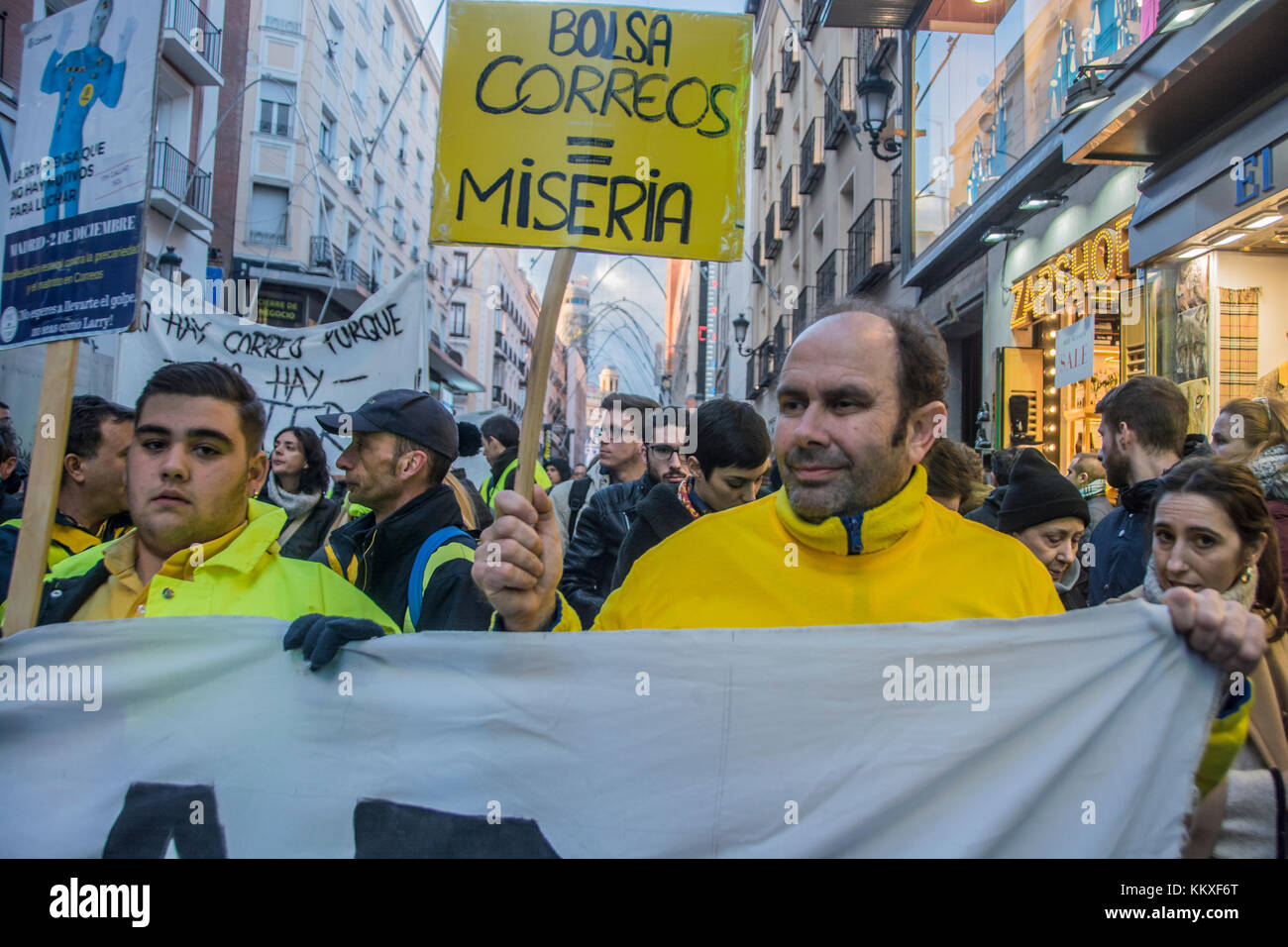 Madrid, Espagne. 2 Décembre, 2017. La poste montre des travailleurs contre les ordures dans les contrats de crédit de Madrid Espagne : Alberto Ramírez Sibaja/Alamy Live News Banque D'Images