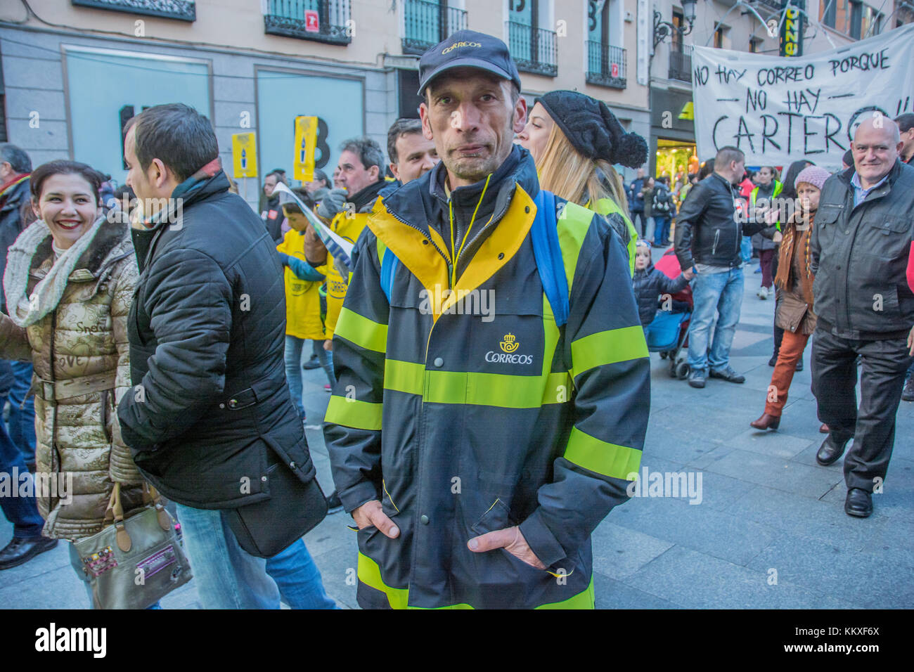 Madrid, Espagne. 2 Décembre, 2017. La poste montre des travailleurs contre les ordures dans les contrats de crédit de Madrid Espagne : Alberto Ramírez Sibaja/Alamy Live News Banque D'Images