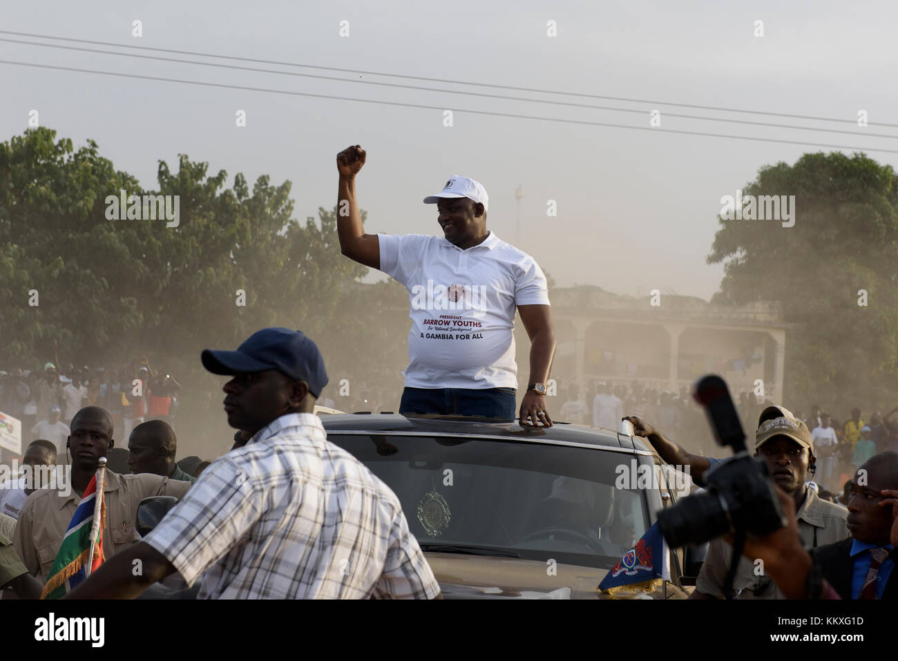 La Gambie. 2 décembre 2017. Le président de la République de Gambie Adama Barrow arrive pour son premier anniversaire de célébrations au football Buffer-Zone Latrikunda en parc, la Gambie. Adama Barrow a fait l'histoire quand il a battu la Gambie Yahya Jammeh, président autoritaire du 22 ans, de devenir un nouveau président élu de la Gambie le 2 mai 2016. Credit : ZEN - Zaneta Razaite / Alamy Live News Banque D'Images