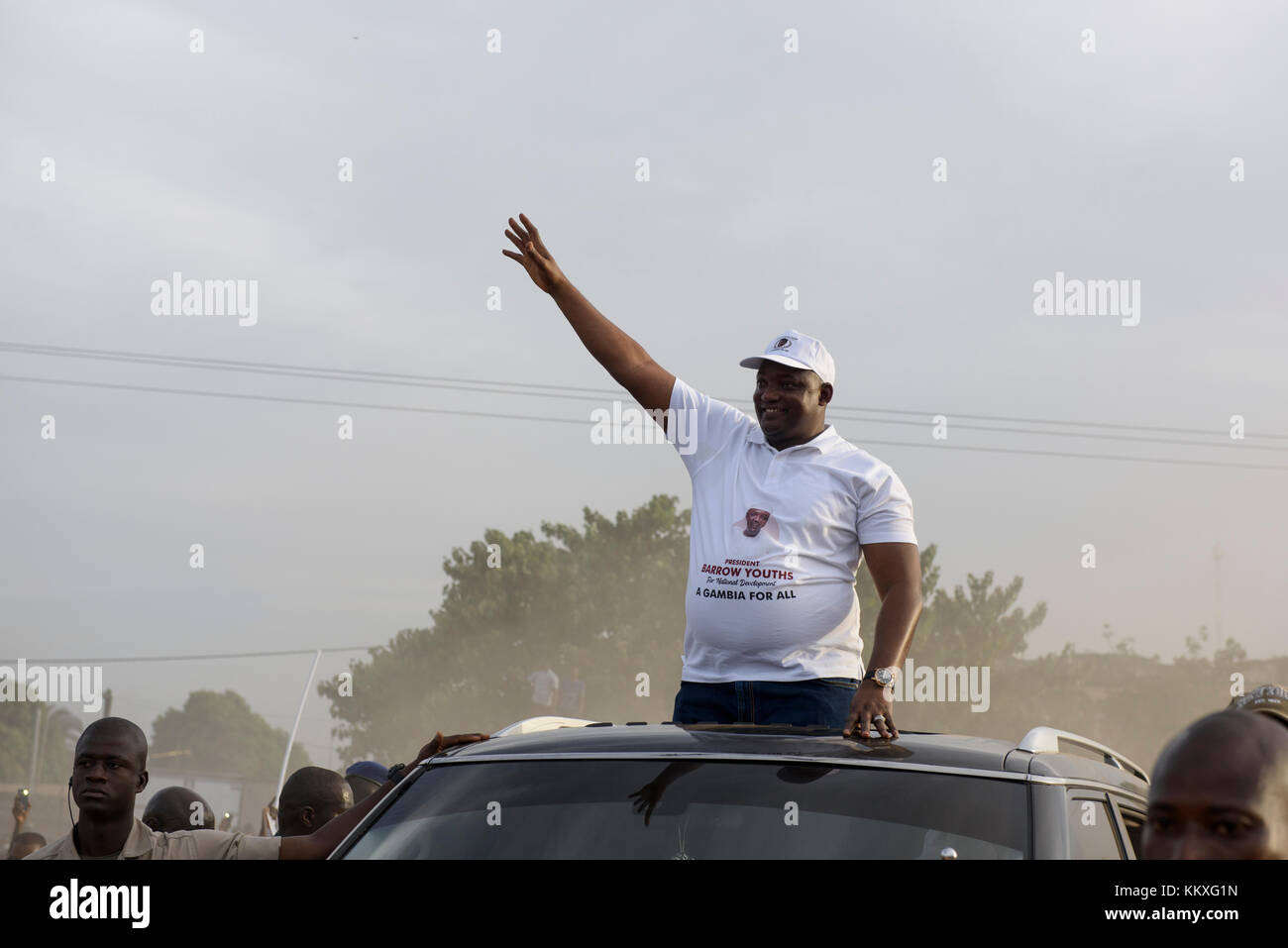 La Gambie. 2 décembre 2017. Le président de la République de Gambie Adama Barrow arrive pour son premier anniversaire de célébrations au football Buffer-Zone Latrikunda en parc, la Gambie. Adama Barrow a fait l'histoire quand il a battu la Gambie Yahya Jammeh, président autoritaire du 22 ans, de devenir un nouveau président élu de la Gambie le 2 mai 2016. Credit : ZEN - Zaneta Razaite / Alamy Live News Banque D'Images