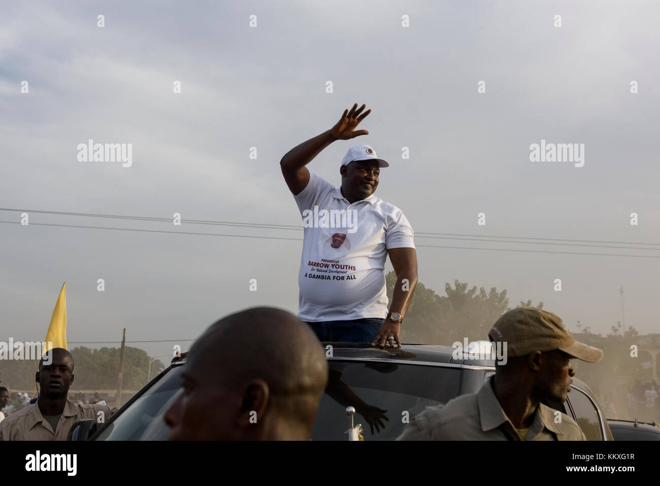 La Gambie. 2 décembre 2017. Le président de la République de Gambie Adama Barrow arrive pour son premier anniversaire de célébrations au football Buffer-Zone Latrikunda en parc, la Gambie. Adama Barrow a fait l'histoire quand il a battu la Gambie Yahya Jammeh, président autoritaire du 22 ans, de devenir un nouveau président élu de la Gambie le 2 mai 2016. Credit : ZEN - Zaneta Razaite / Alamy Live News Banque D'Images