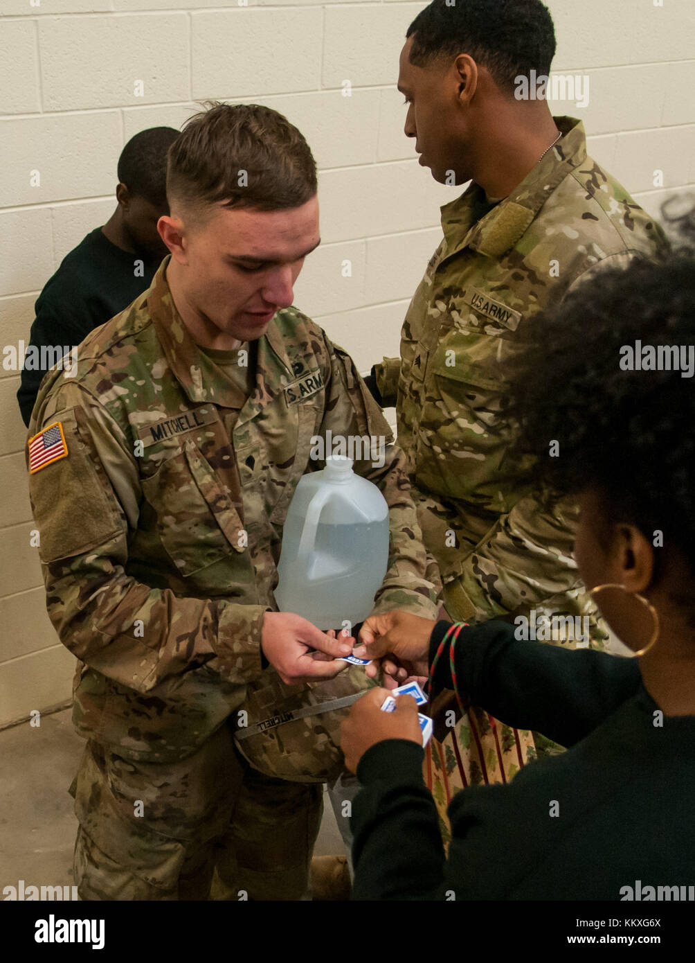 Fort Bragg, Caroline du Nord, États-Unis. 1er décembre 2017. Dec. 1, 2017 - FORT BRAGG, N.C., USA - SPC Ryan Mitchell, un parachutiste de l'armée américaine d'Ipswich, Mass. et affecté au 307th Engineer Battalion, 3rd Brigade combat Team, 82nd Airborne Division, reçoit un billet avant de faire don d'un set de jeu Lego Star Wars à la 20th Annual Randy Oler Memorial Operation Toy Droy. L'opération aéroportée, hébergée par le Commandement des affaires civiles et psychologiques de l'armée américaine (Airborne), est la plus grande opération aéroportée combinée au monde avec des parachutistes de neuf Nations alliées. L'annuel pair Banque D'Images