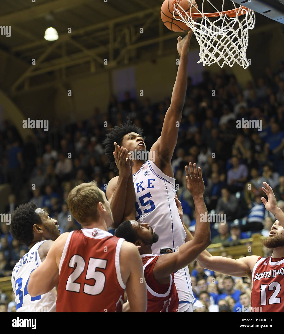 Durham, North Carolina, USA. 2 Décembre, 2017. MARVIN BAGLEY III (35) de Duc des partitions avec un layup contre TREY BURCH-Manning (12) et Tyler HAGEDORN (25) du Dakota du Sud. Le Duke Blue Devils a accueilli le Dakota du Sud les coyotes au Cameron Indoor Stadium à Durham, N.C. Credit : Fabian Radulescu/ZUMA/Alamy Fil Live News Banque D'Images