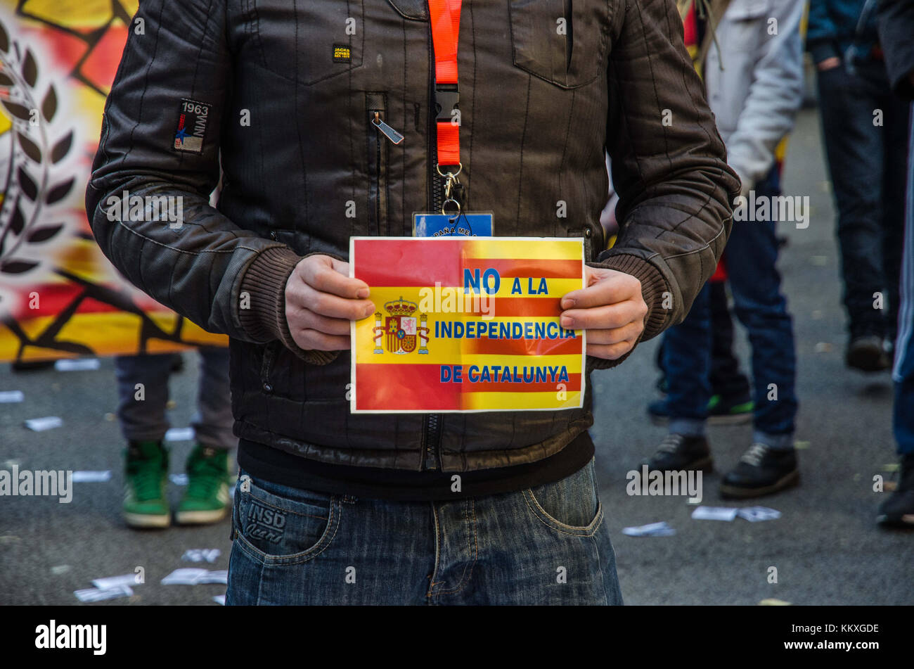 Barcelone, Catalogne, espagne. 2 décembre, 2017. Un manifestant vu montrant une affiche contre l'indépendance de la catalogne.plus de 300 manifestants ont défendu le siège politique de la candidature de l'unité populaire (cup) à Barcelone à la suite d'un appel à l'intention d'assiéger le siège par le groupe d'extrême droite appelé 'por España±une atrevoâ m credit : copyright paco freire/sopa/zuma/Alamy fil live news Banque D'Images