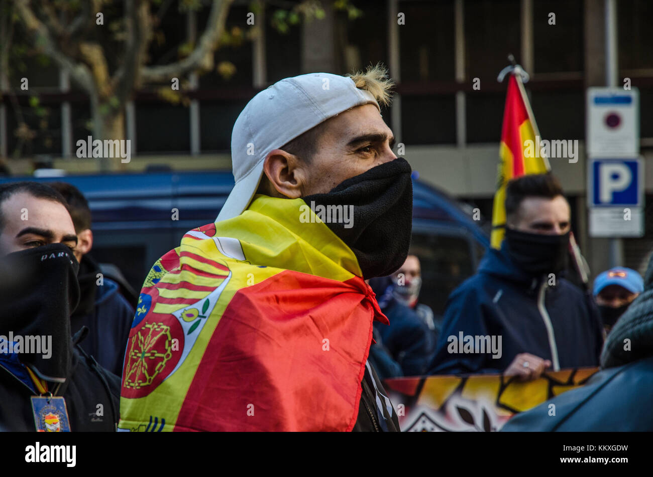 Barcelone, Catalogne, espagne. 2 décembre, 2017. Un manifestant de la droite espagnole vu lors d'une manifestation contre l'indépendance de la catalogne.plus de 300 manifestants ont défendu le siège politique de la candidature de l'unité populaire (cup) à Barcelone à la suite d'un appel à l'intention d'assiéger le siège par le groupe d'extrême droite appelé 'por España±une atrevoâ m credit : copyright paco freire/sopa/zuma/Alamy fil live news Banque D'Images