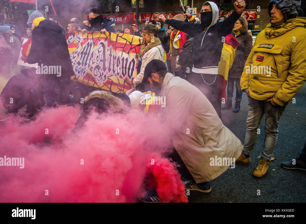 Barcelone, Catalogne, espagne. 2 décembre, 2017. plusieurs manifestant droite vu parmi la fumée des torches.plus de 300 manifestants ont défendu le siège politique de la candidature de l'unité populaire (cup) à Barcelone à la suite d'un appel à l'intention d'assiéger le siège par le groupe d'extrême droite appelé 'por España±une atrevoâ m credit : copyright paco freire/sopa/zuma/Alamy fil live news Banque D'Images