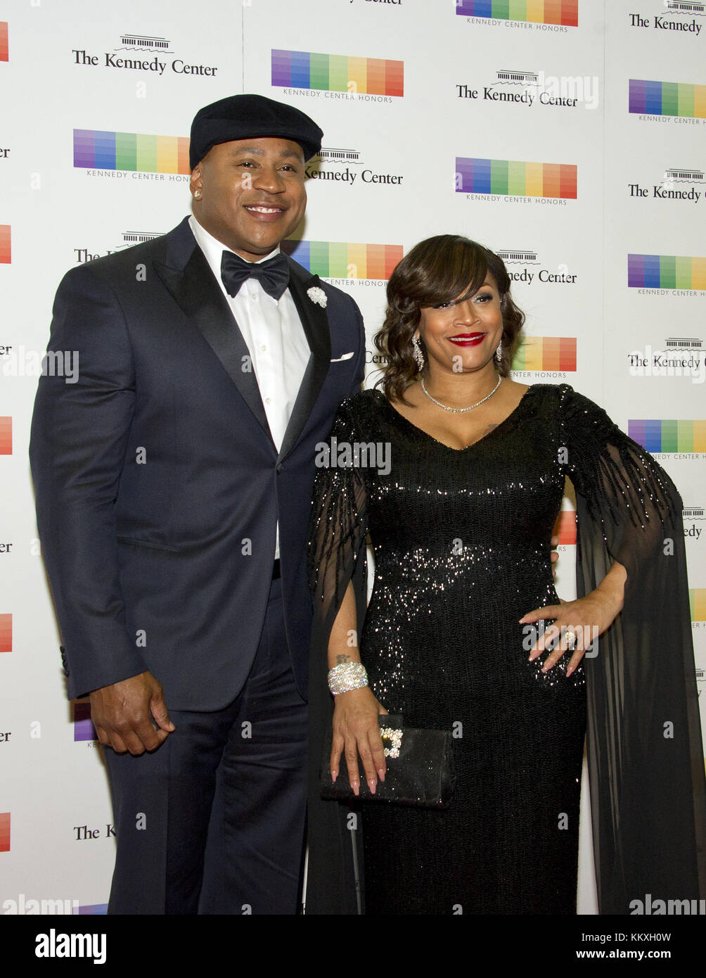 2 décembre 2017 - Washington, District of Columbia, États-Unis d'Amérique - LL COOL J et son épouse Simone Smith arrivent pour le dîner officiel de l'artiste honorant les récipiendaires du 40e Kennedy Center Honors annuel organisé par le secrétaire d'État des États-Unis Rex Tillerson au Département d'État américain à Washington, DC, le samedi 2 décembre 2017. Les lauréats de 2017 sont : la danseuse et chorégraphe américaine Carmen de Lavallade ; la chanteuse-compositrice et actrice cubaine américaine Gloria Estefan ; l'artiste hip-hop américaine et icône du divertissement LL COOL J ; l'écrivain et producteur américain Norm Banque D'Images