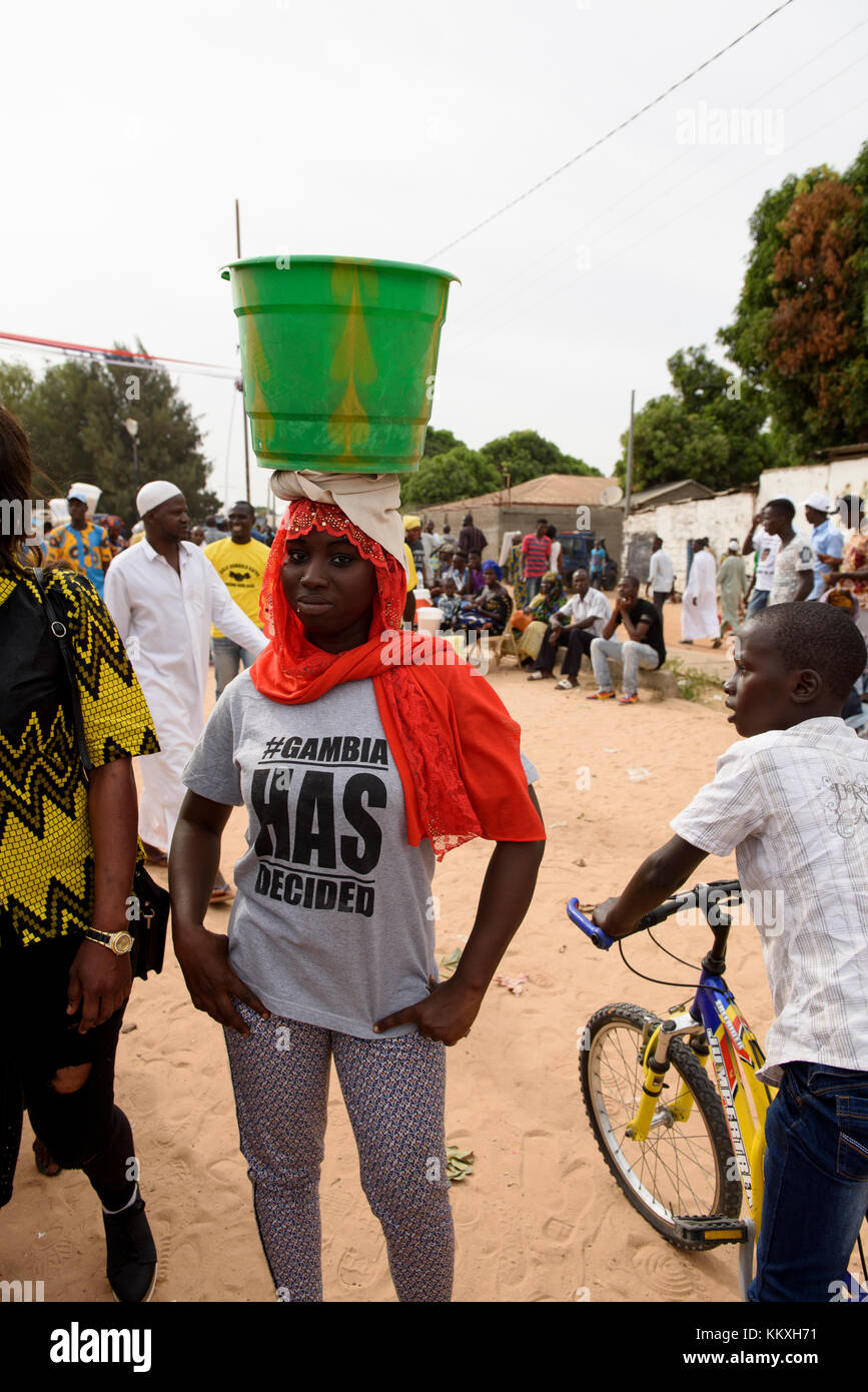 La Gambie. 2 décembre 2017. Des milliers de béninois se sont réunis pour célébrer le président Adama Garrot d'une année anniversaire célébration à l'Buffer-Zone football park à Latrikunda, la Gambie. Adama Barrow est très populaire parmi les jeunes Gambiens. Barrow a suscité de mouvement de jeunes pour le développement national après la Gambie Yahya Jammeh, Président de l'autoritaire de 22 ans, chute. Une jeune femme gambienne est vêtu d'un t-shirt à lire 'Gambie a décidé". Credit : ZEN - Zaneta Razaite / Alamy Live News Banque D'Images