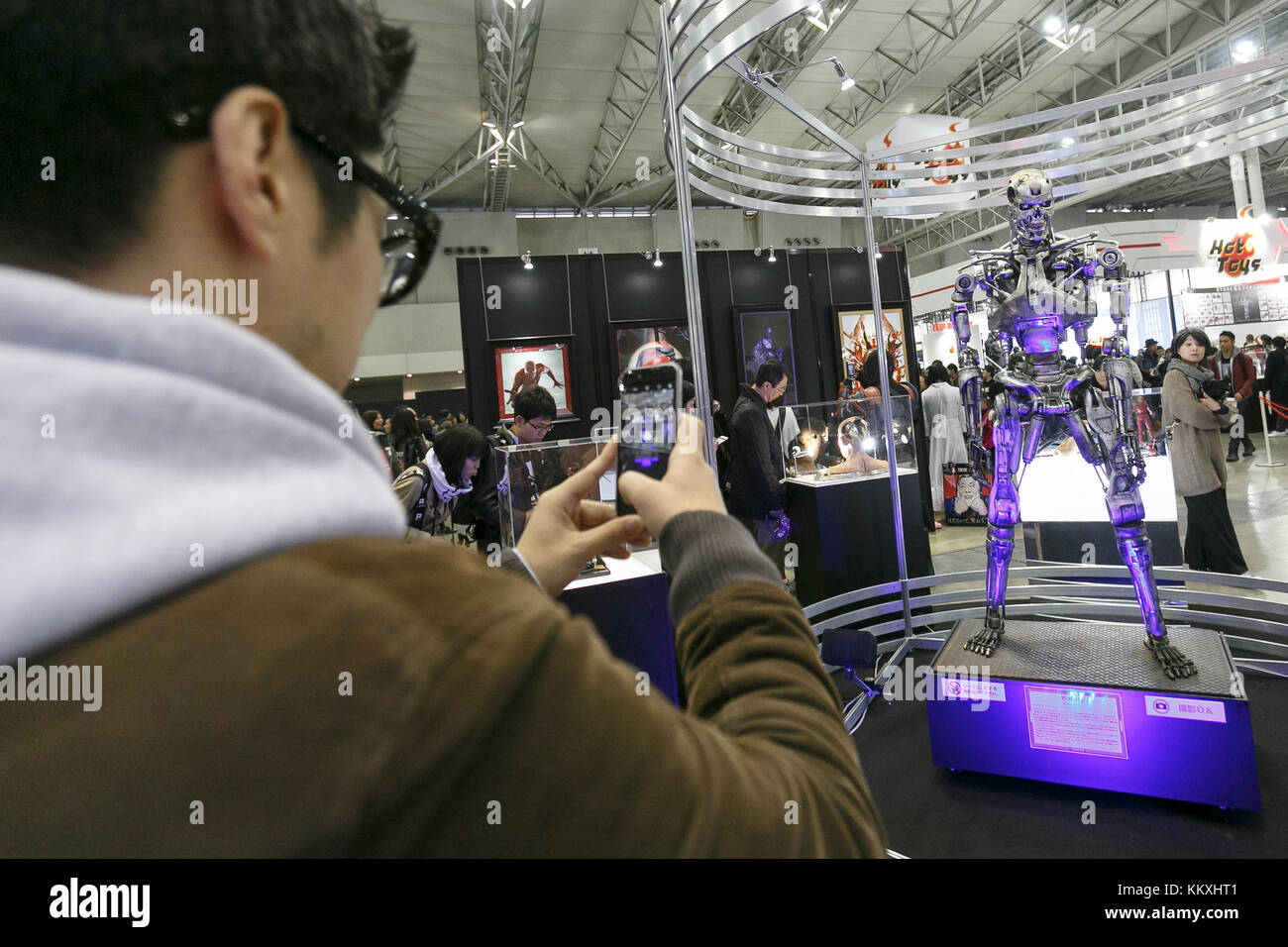 Un visiteur prend des photos d'une statue grandeur nature de Terminator Endoskeleton T-800 lors de la Tokyo Comic Con 2017 au Makuhari Messe International Exhibition Hall le 3 décembre 2017, Tokyo, Japon. C'est la deuxième année que San Diego Comic-Con International organise l'événement au Japon. Tokyo Comic Con se déroule du 1er au 3 décembre. Crédit : Rodrigo Reyes Marin/AFLO/Alamy Live News Banque D'Images